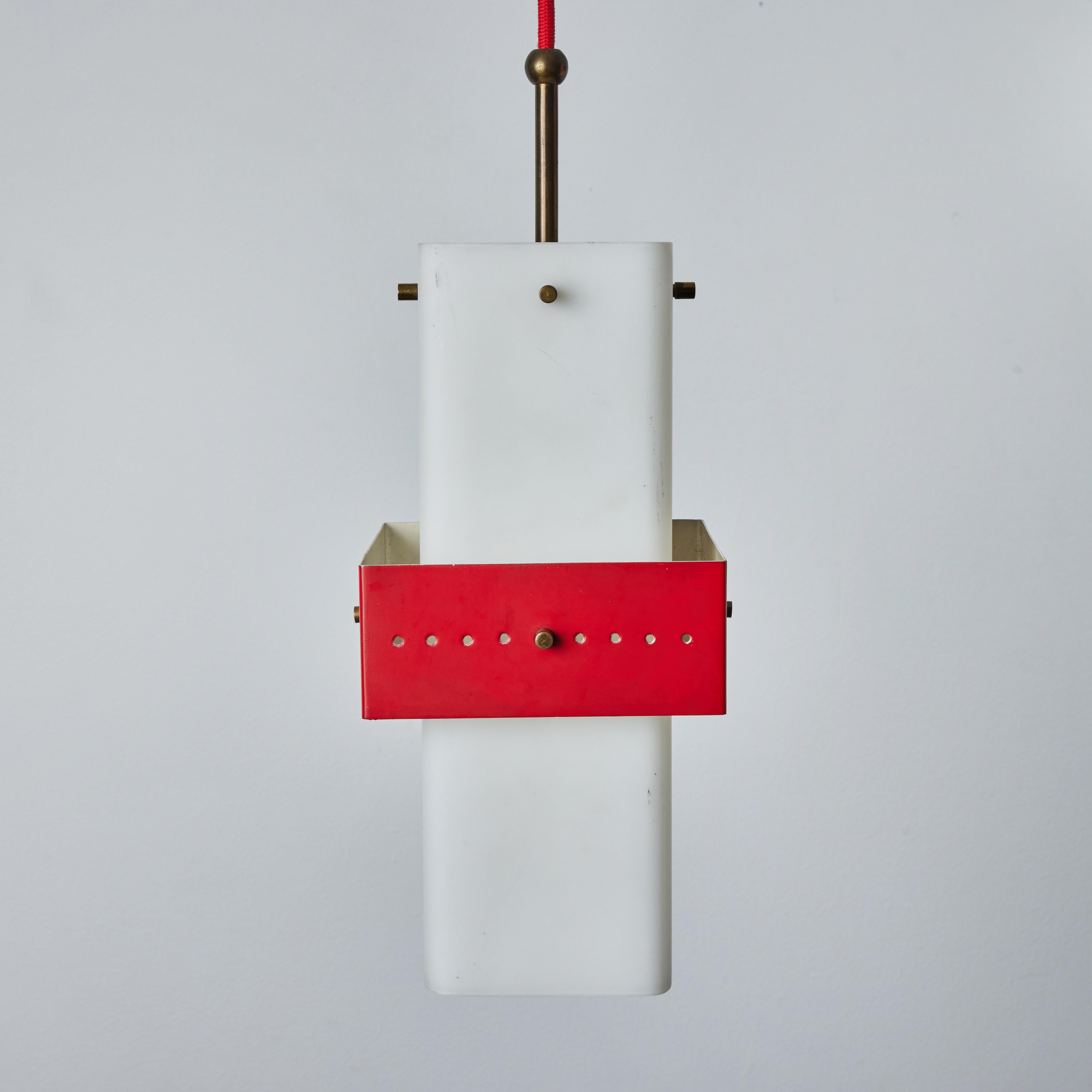 Métal Lampe à suspension Stilnovo en métal rouge et verre opalin des années 1950 en vente