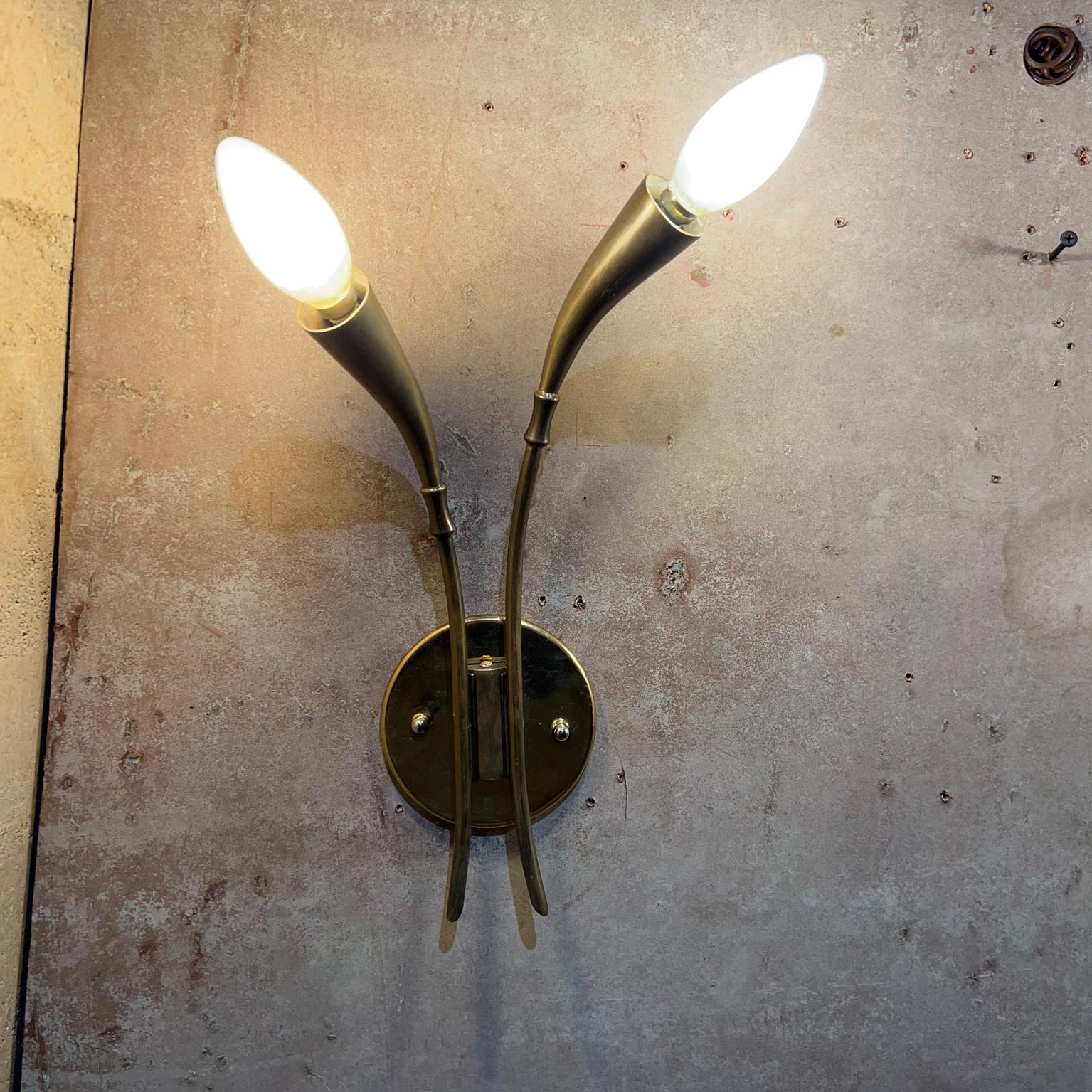 Mid-Century Modern 1950s Stilnovo Sculptural Italian Wall Sconces in Patinated Brass Italy For Sale