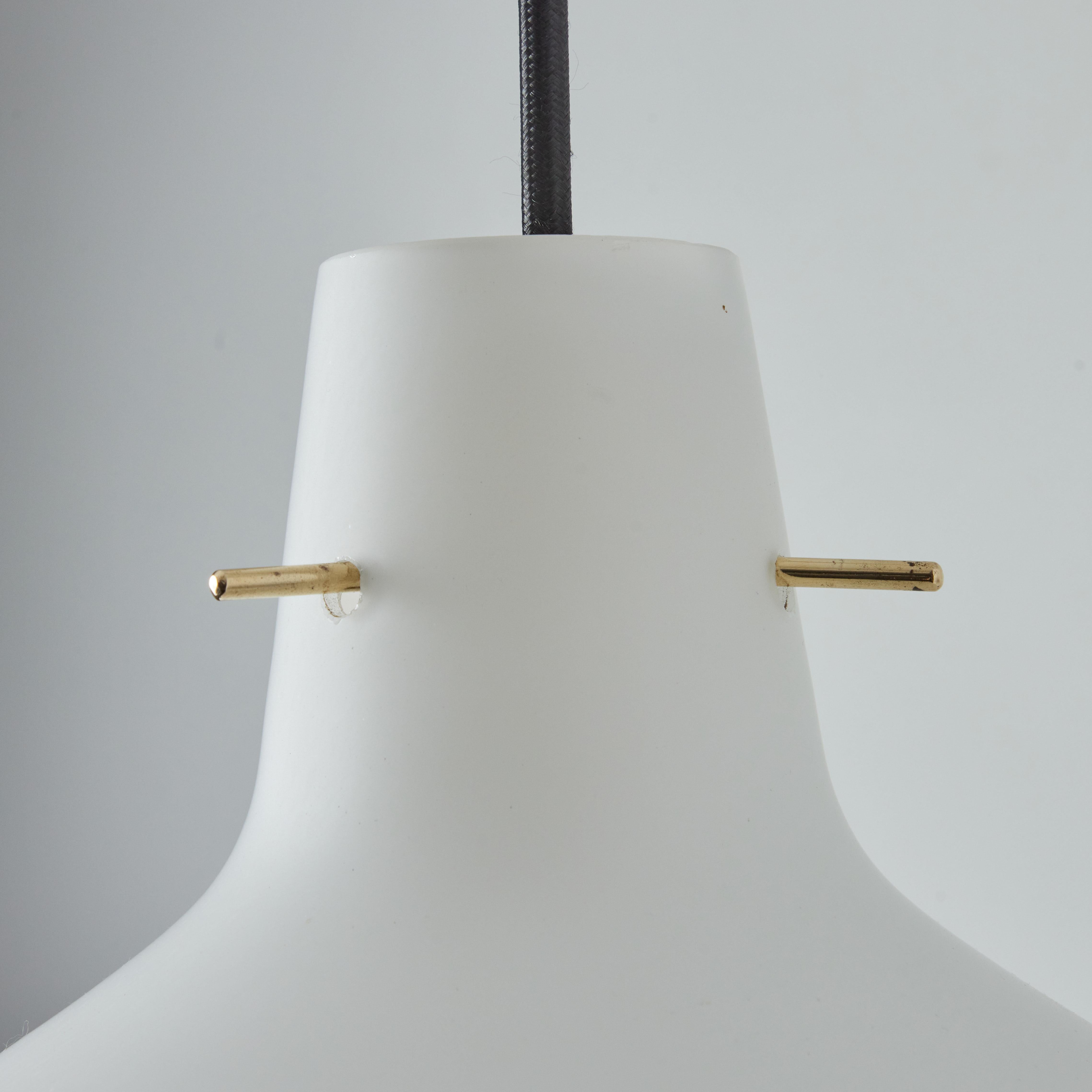 italien Pendentif sculptural en verre opalin Stilnovo des années 1950 en vente