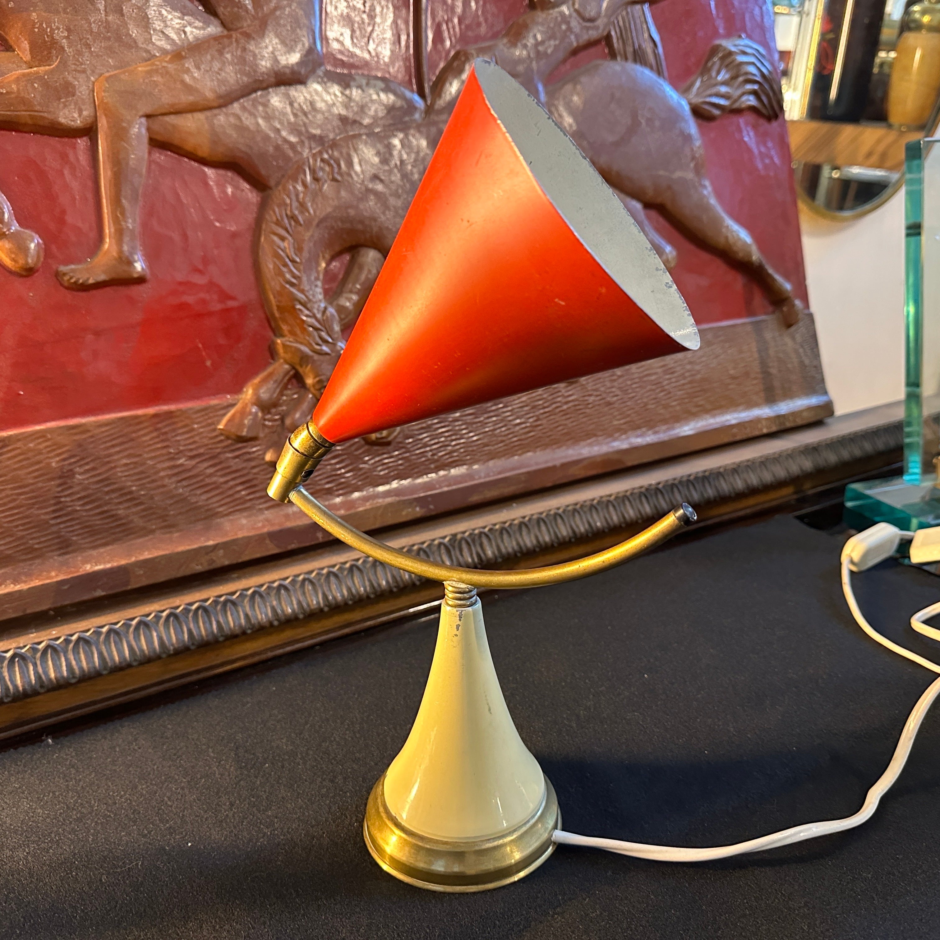 Cette lampe de table à cône en laiton et métal de style Stilnovo des années 1950 est une pièce de design distinctive qui capture l'essence du mouvement moderne du milieu du siècle, elle est en très bon état dans l'ensemble, le laiton est dans la