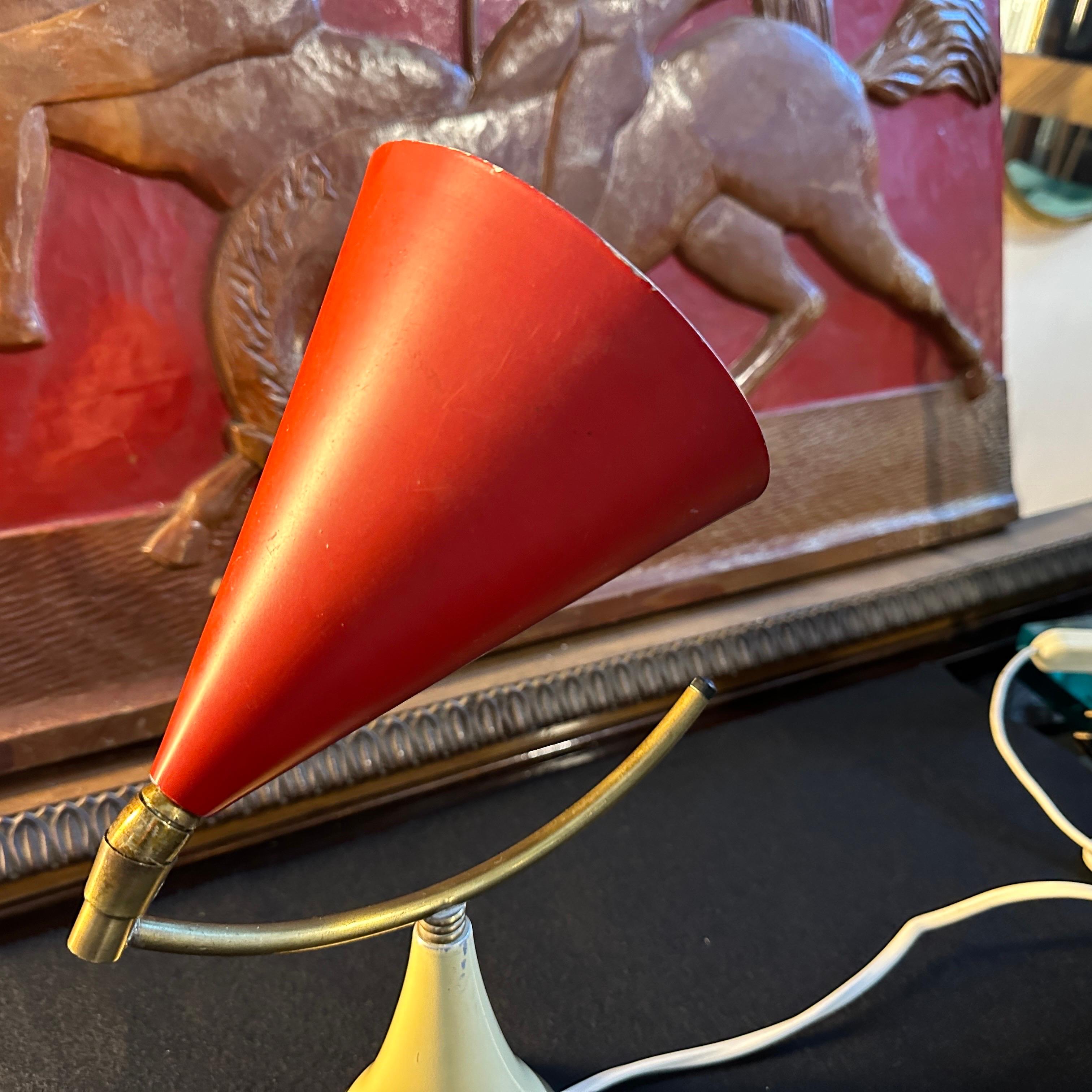 Mid-Century Modern Lampe de table à cône en laiton et métal des années 1950, style The MODERNS Modernity en vente