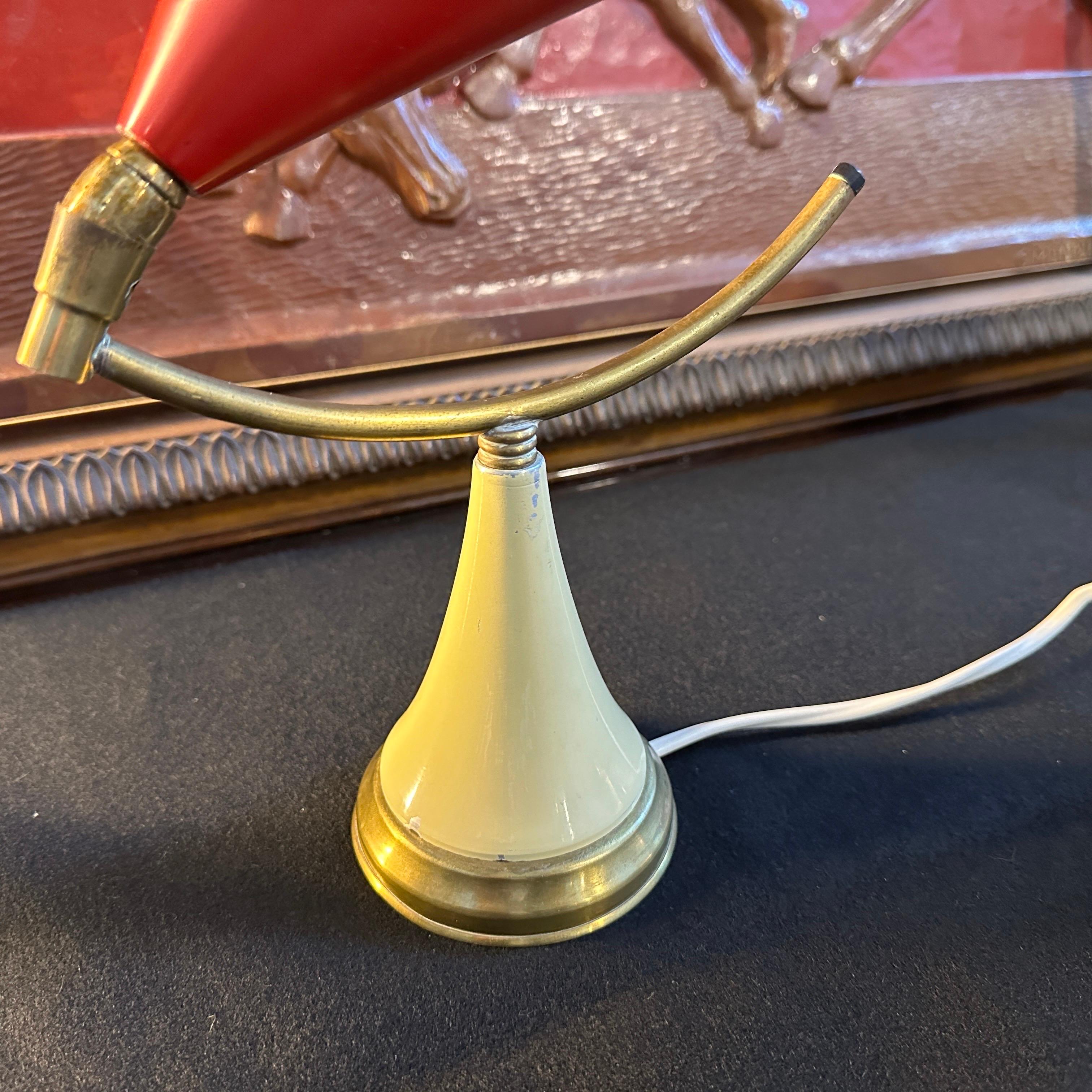 italien Lampe de table à cône en laiton et métal des années 1950, style The MODERNS Modernity en vente