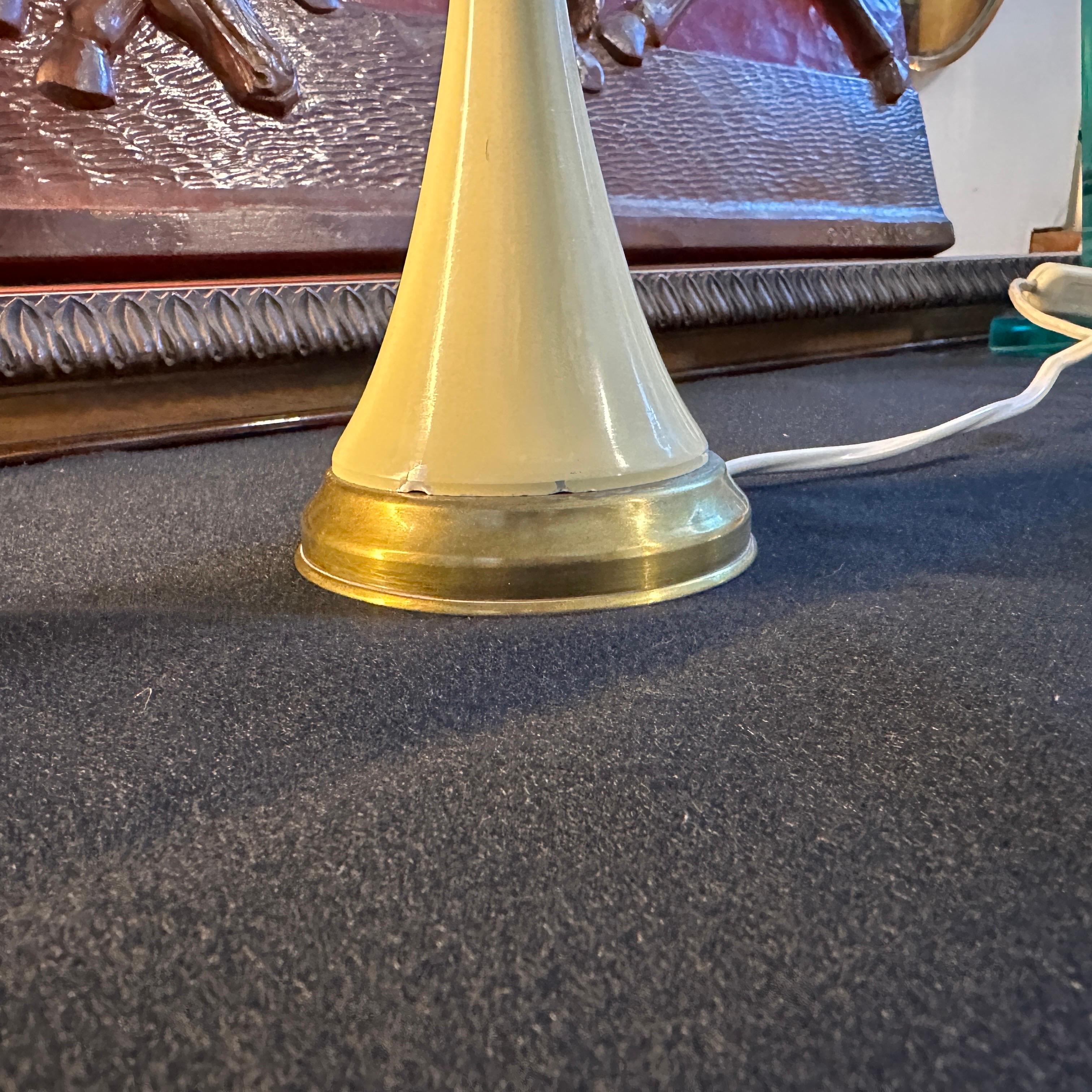 Métal Lampe de table à cône en laiton et métal des années 1950, style The MODERNS Modernity en vente
