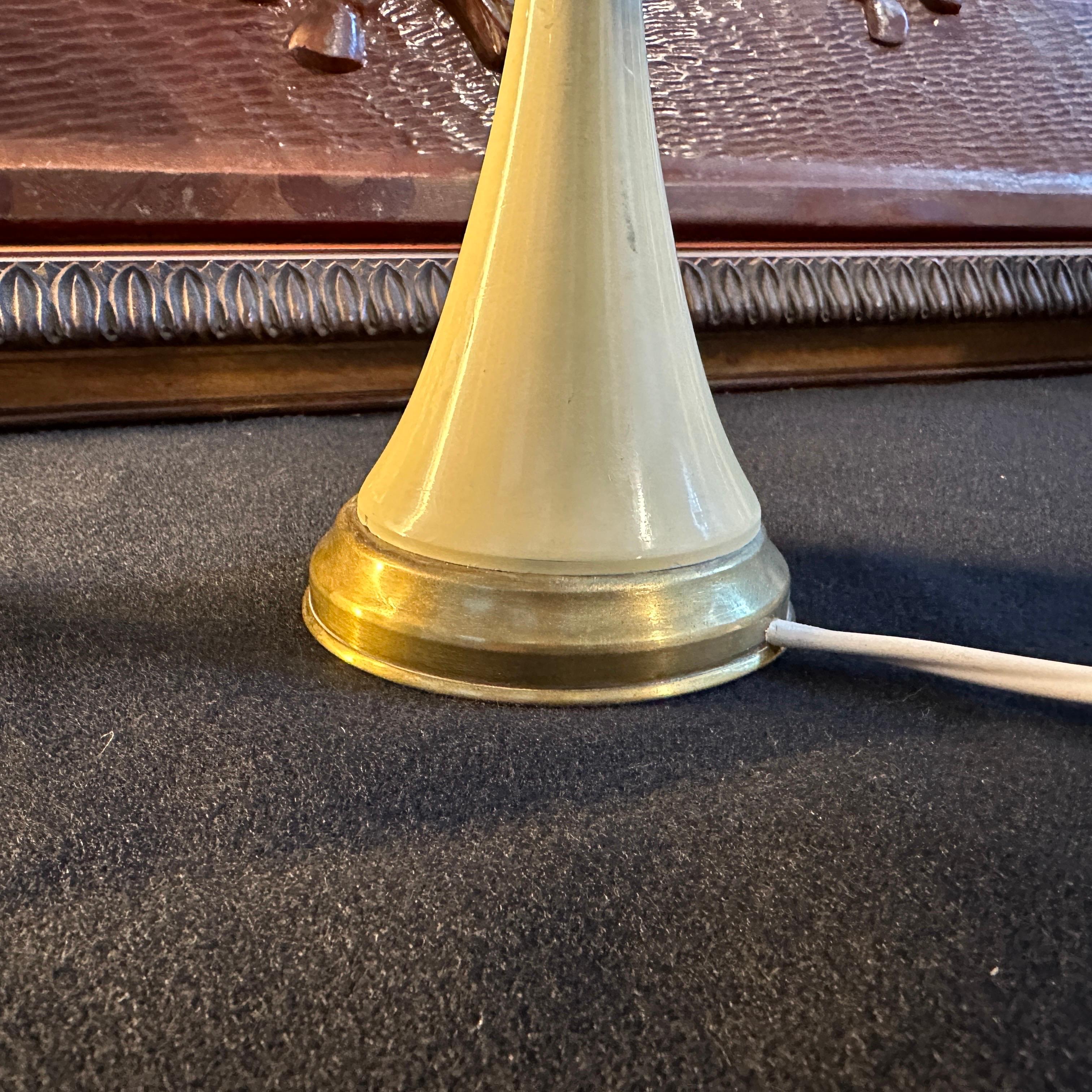 Lampe de table à cône en laiton et métal des années 1950, style The MODERNS Modernity en vente 1