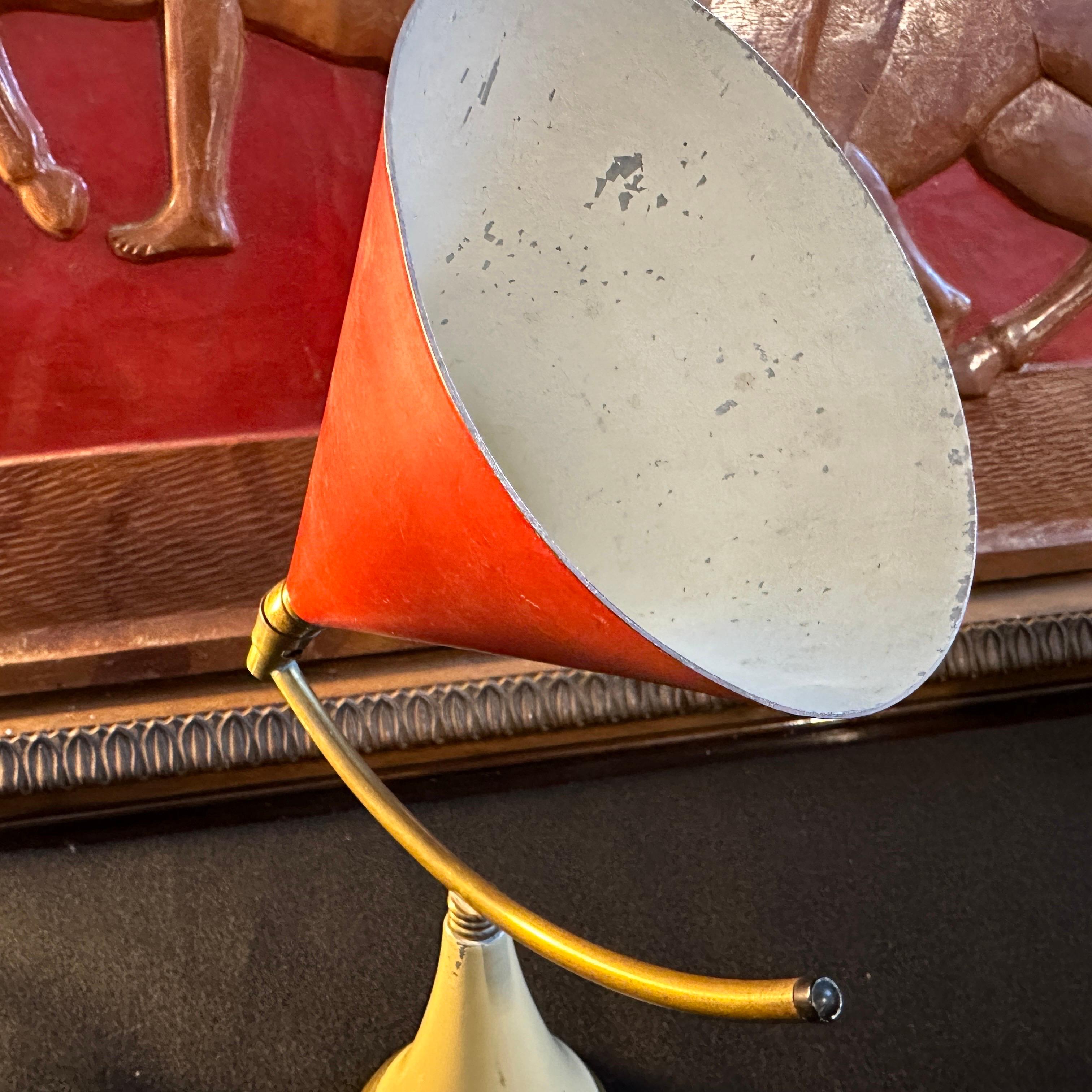 Lampe de table à cône en laiton et métal des années 1950, style The MODERNS Modernity en vente 2