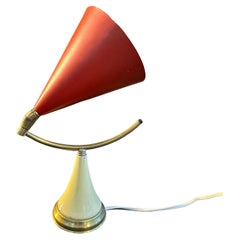 Lampada da tavolo a cono in ottone e metallo in stile Stilnovo del 1950, metà del secolo scorso