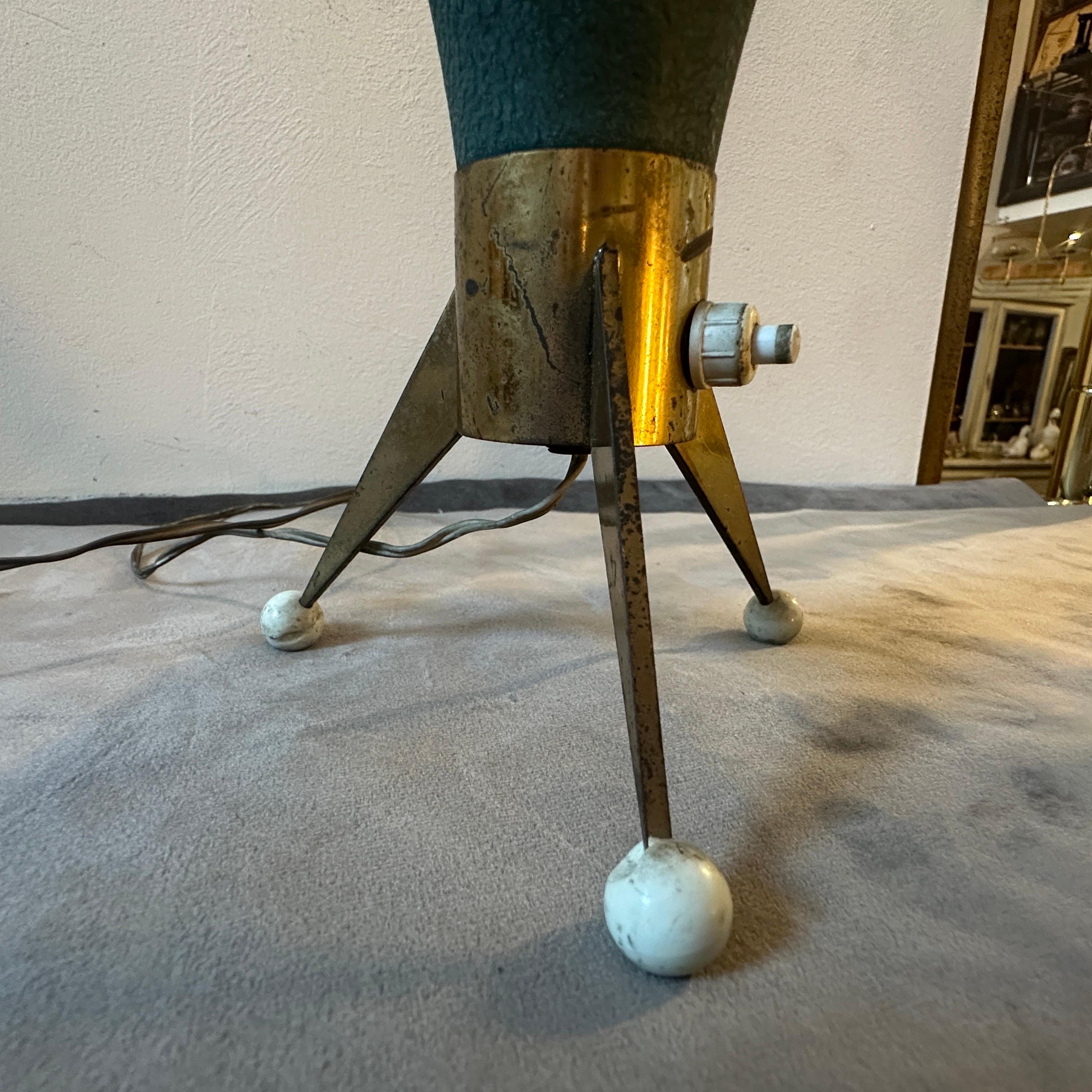 Une lampe de table Sputnik conçue et fabriquée en Italie dans les années 50 La lampe est en état de marche, le laiton est dans sa patine d'origine, le cône en aluminium vert a des signes d'utilisation et d'âge tous visibles sur les photos.  Cette