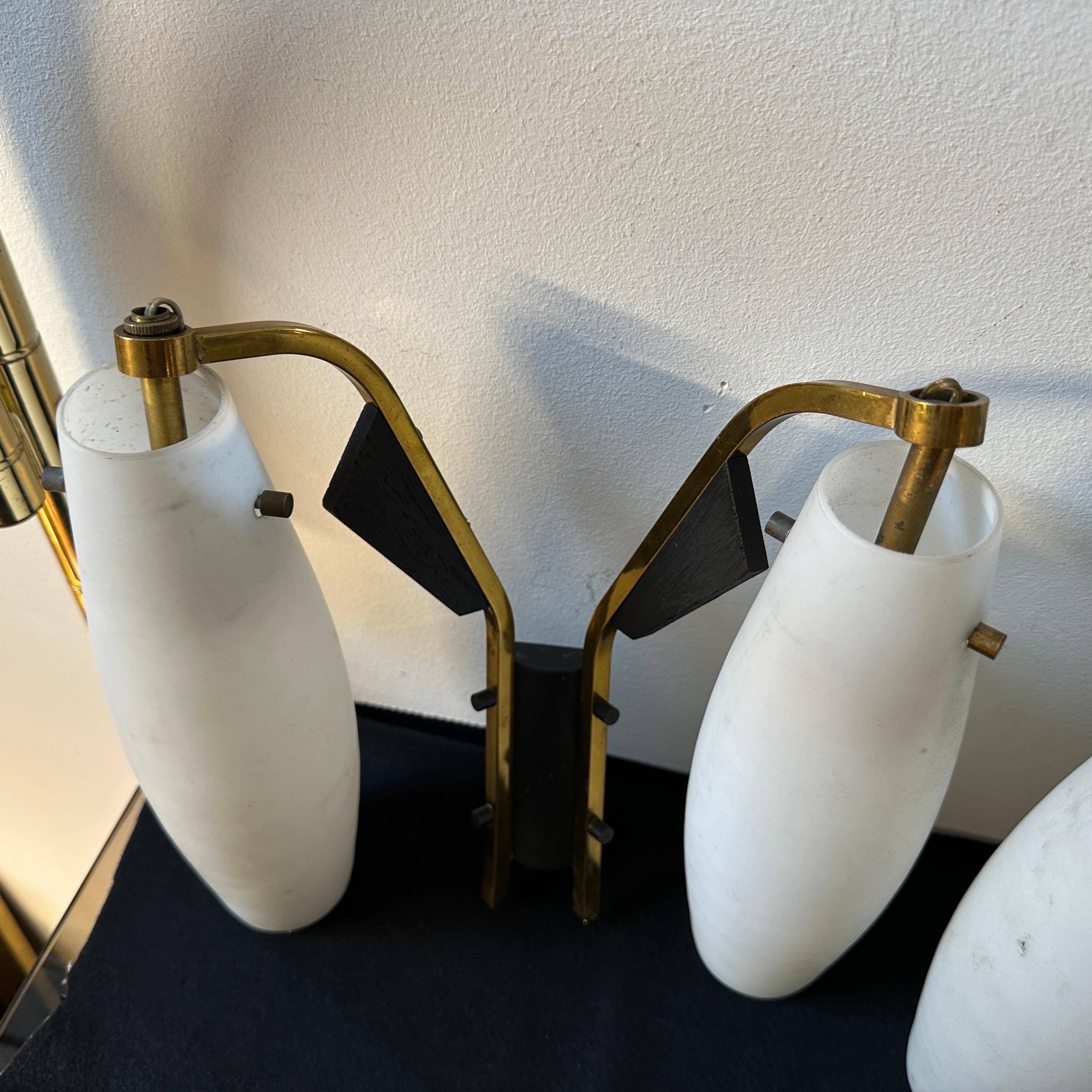 1950s Stilnovo Style Mid-Century Modern Wood Brass and White Glass wall Sconces In Good Condition For Sale In Aci Castello, IT
