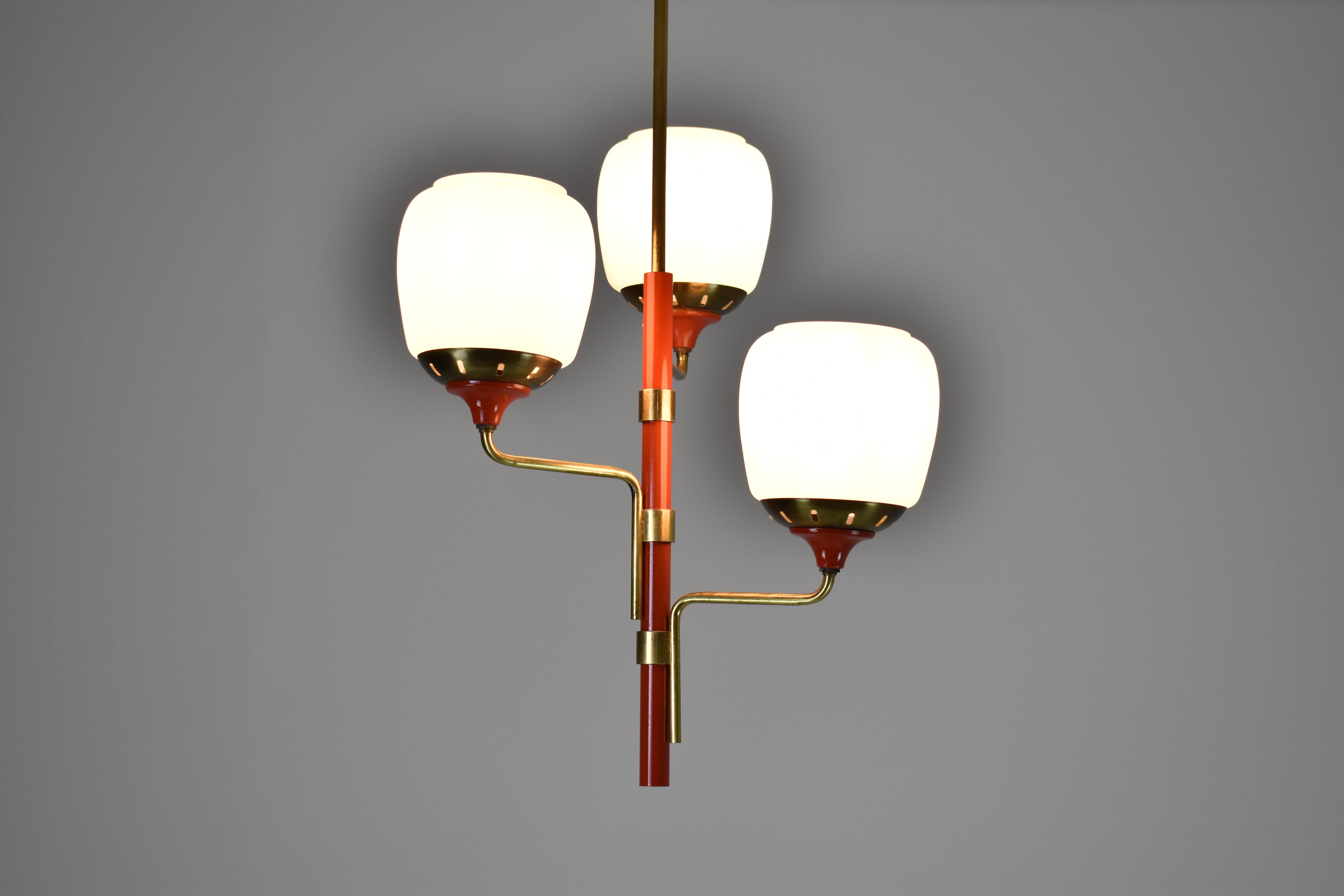Pendentif de style Stilnovo des années 1950 en laiton, laque rouge et verre opalin en vente 3