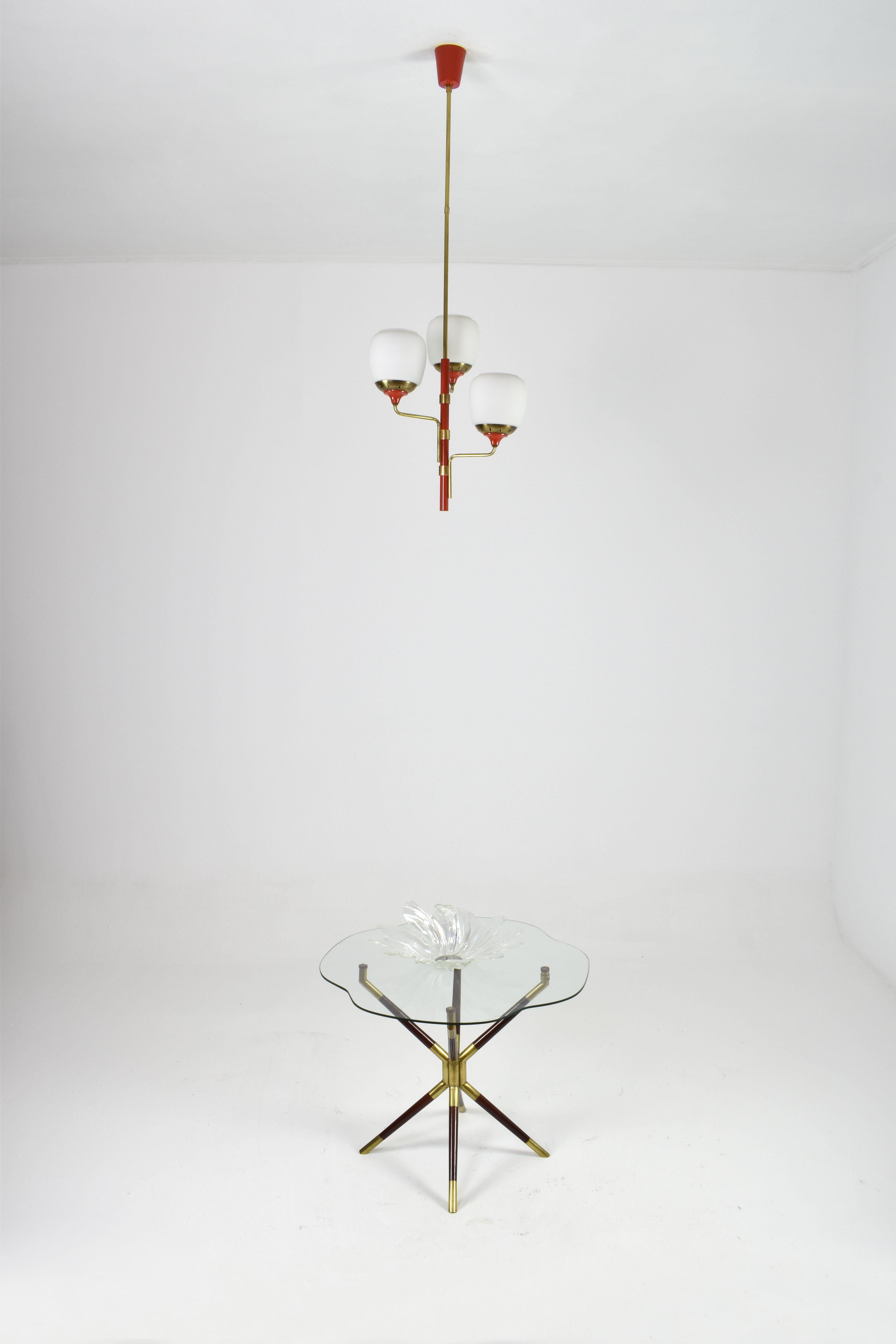 Mid-Century Modern Pendentif de style Stilnovo des années 1950 en laiton, laque rouge et verre opalin en vente