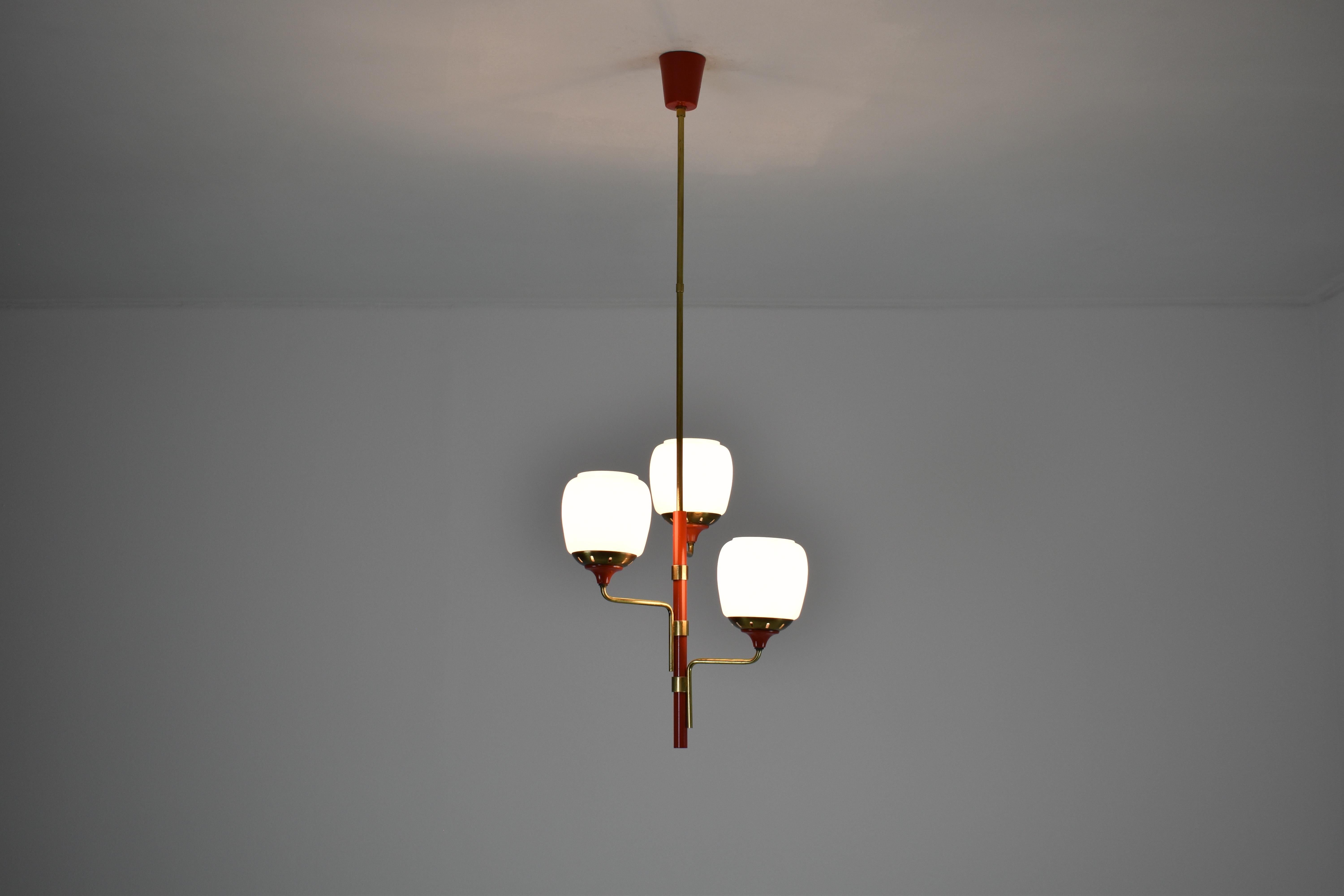 italien Pendentif de style Stilnovo des années 1950 en laiton, laque rouge et verre opalin en vente