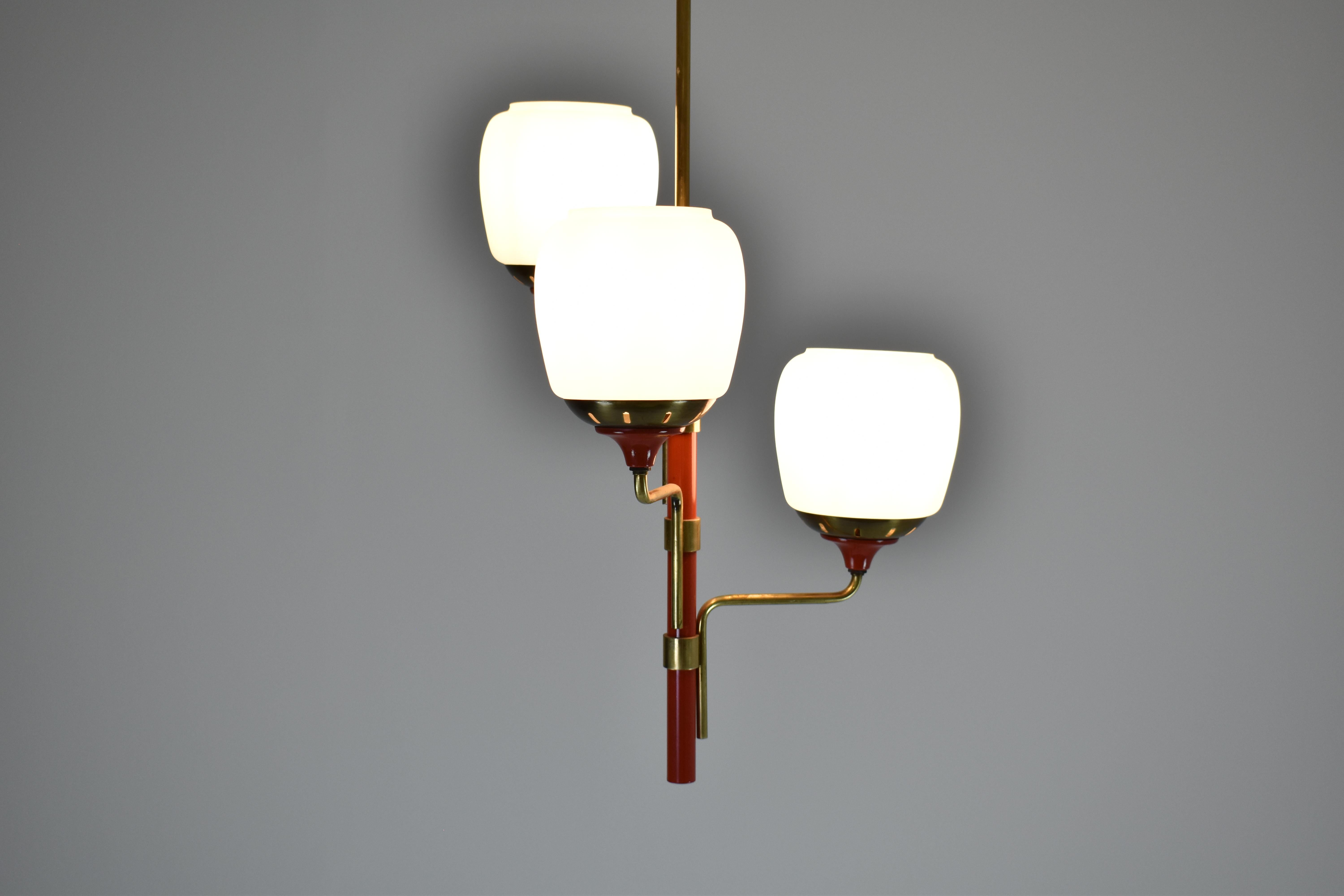 Pendentif de style Stilnovo des années 1950 en laiton, laque rouge et verre opalin Bon état - En vente à Paris, FR