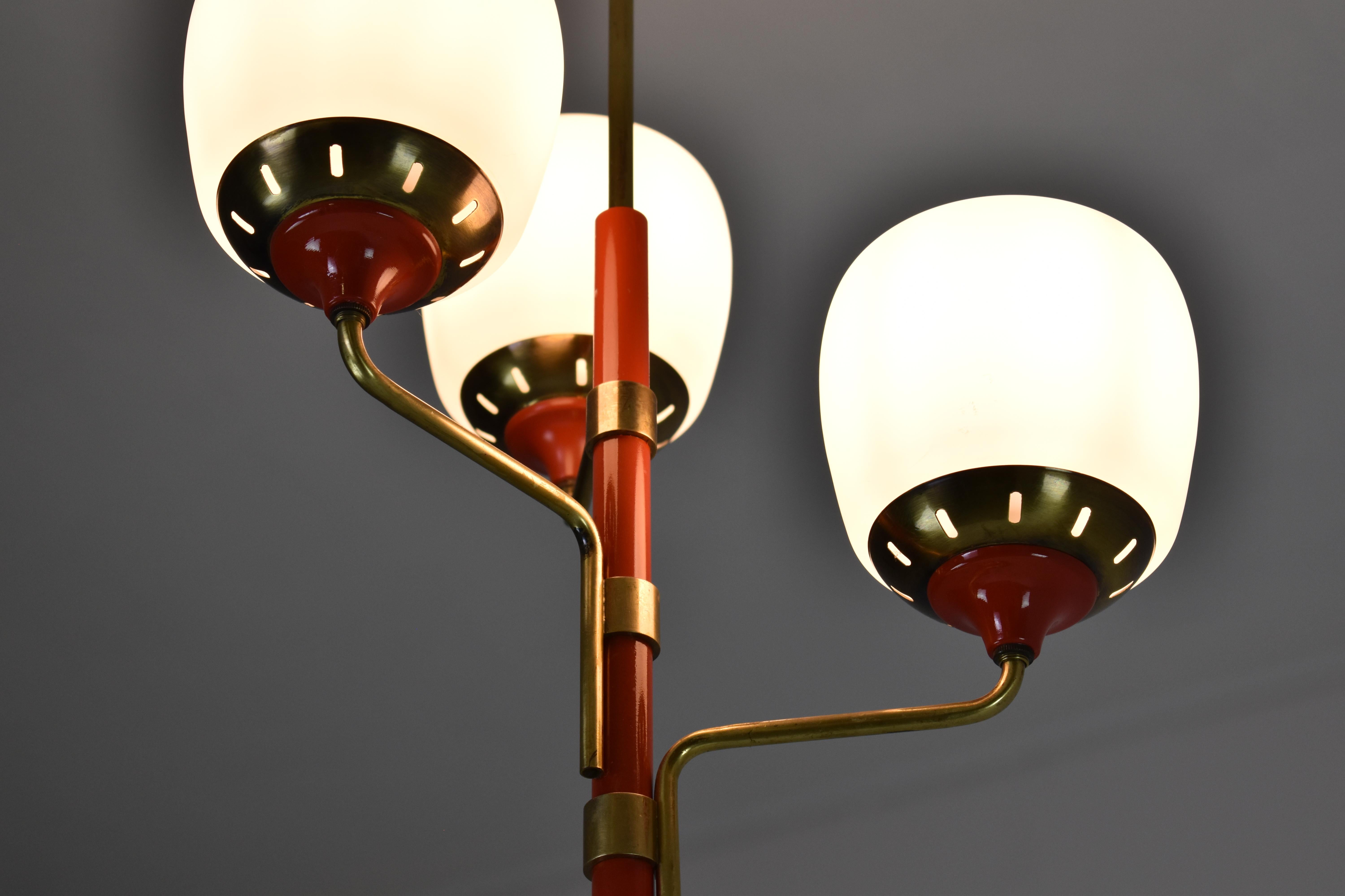 Milieu du XXe siècle Pendentif de style Stilnovo des années 1950 en laiton, laque rouge et verre opalin en vente
