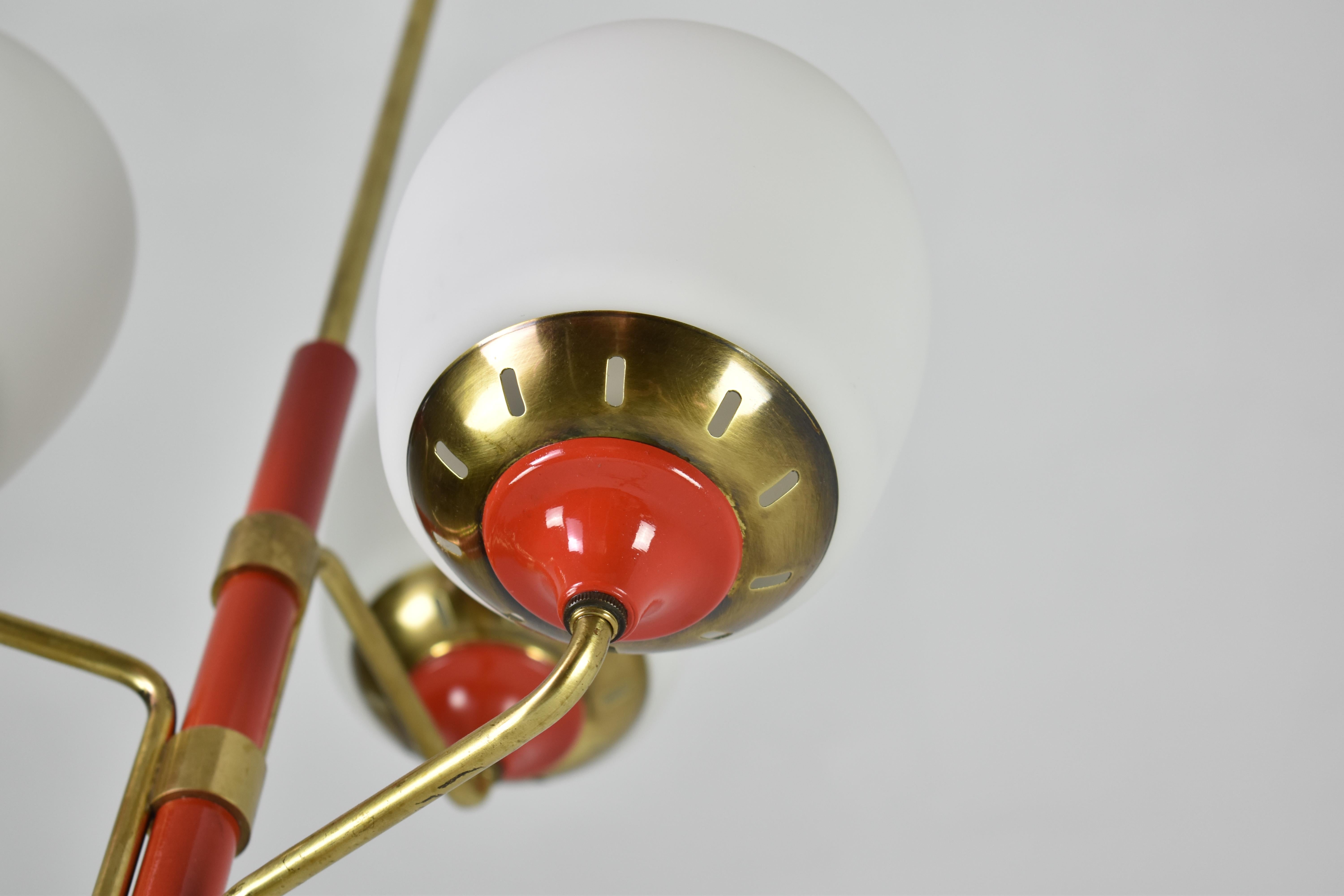 Métal Pendentif de style Stilnovo des années 1950 en laiton, laque rouge et verre opalin en vente