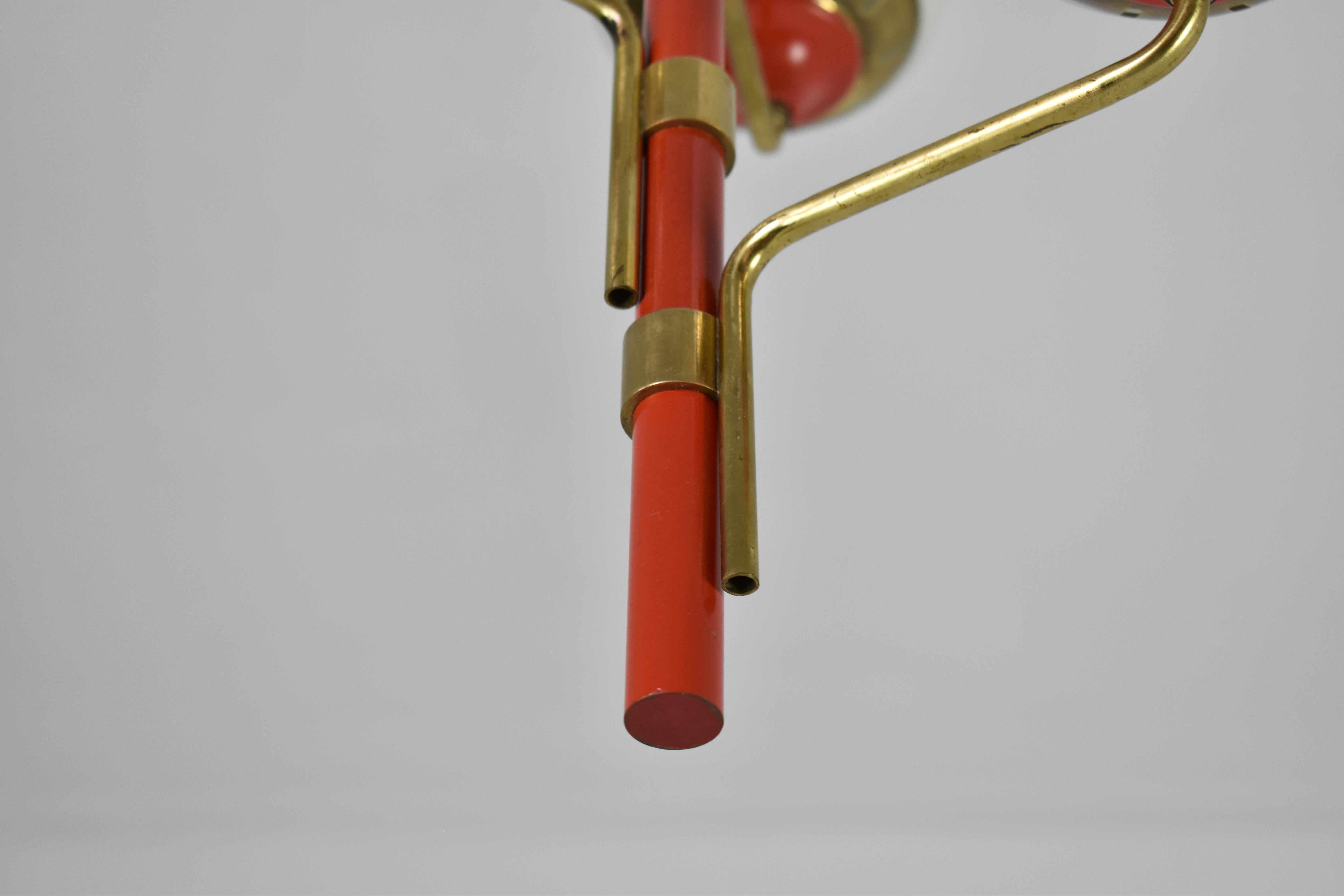 Pendentif de style Stilnovo des années 1950 en laiton, laque rouge et verre opalin en vente 1