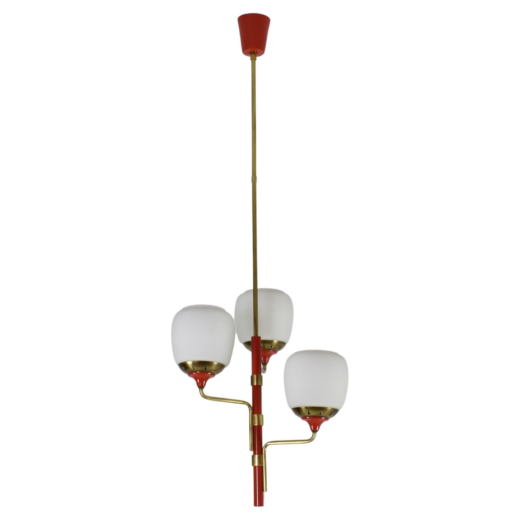 Pendentif de style Stilnovo des années 1950 en laiton, laque rouge et verre opalin en vente