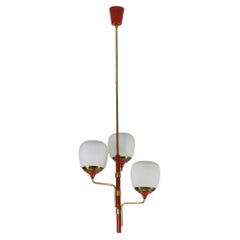 Pendentif de style Stilnovo des années 1950 en laiton, laque rouge et verre opalin