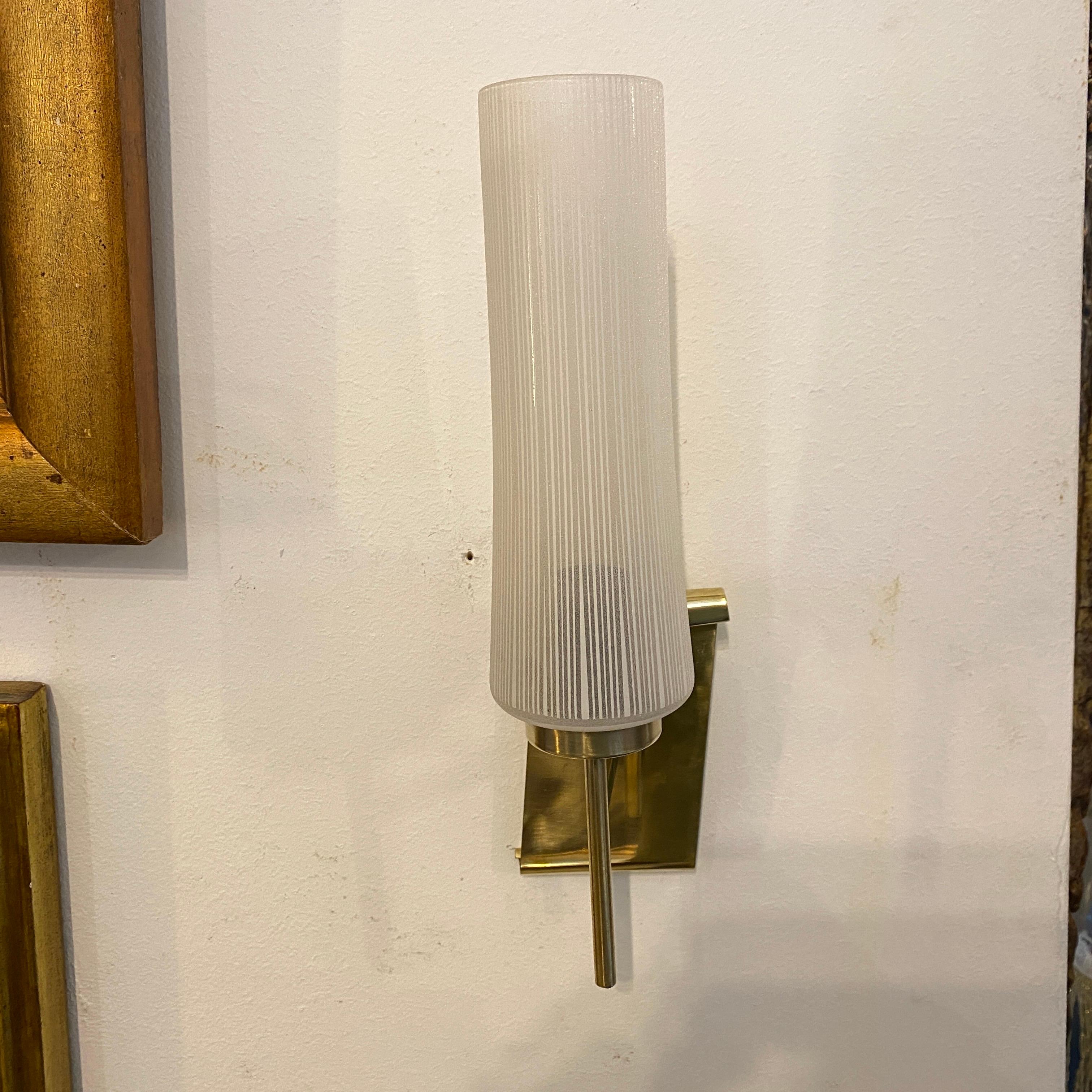 1950s Stilnovo Style Mid-Century Modern Set of Two Brass and Glass Wall Sconces In Good Condition In Aci Castello, IT