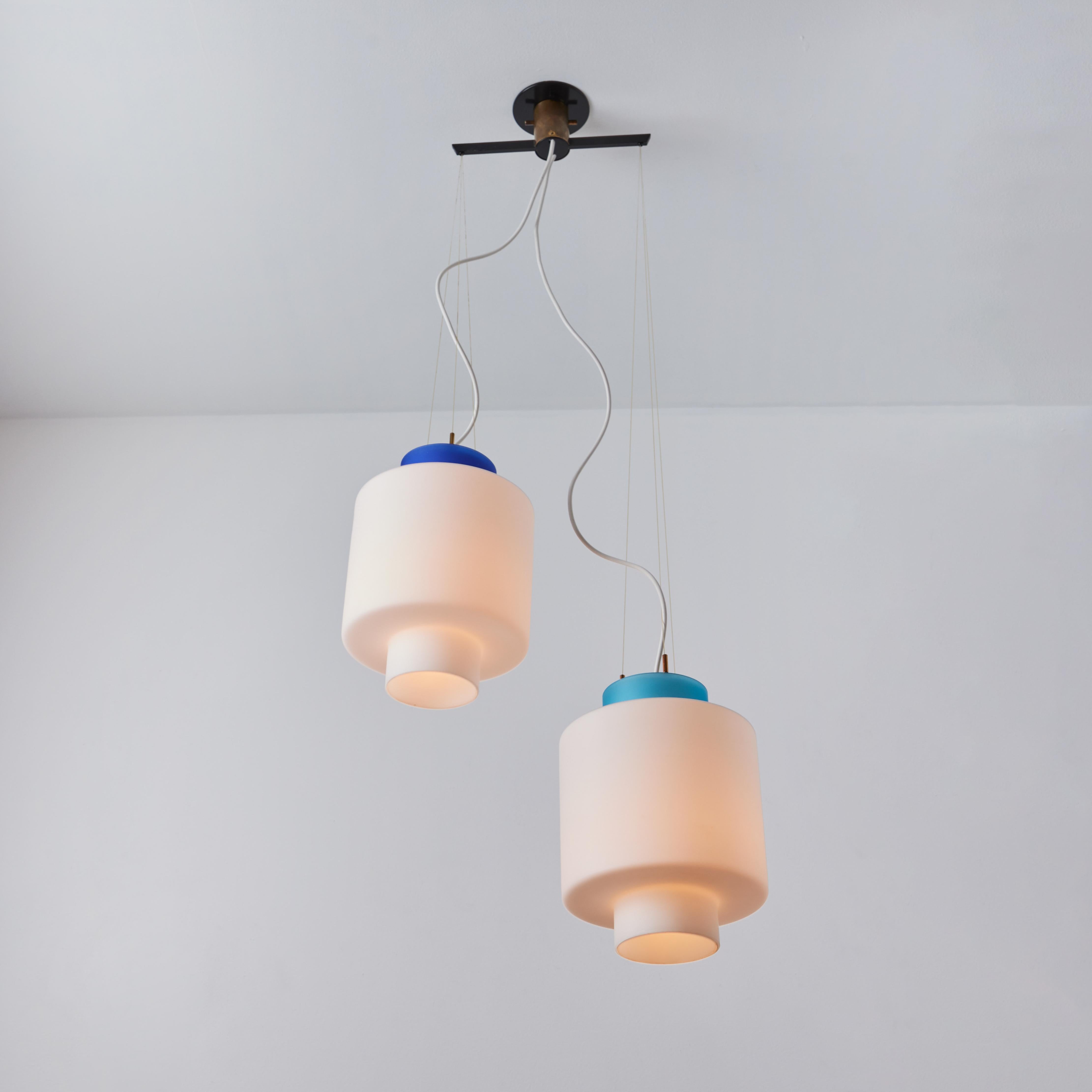 Lampada a sospensione a due pendenti in vetro opalino bianco e blu dello Stilnovo del 1950 in vendita 8
