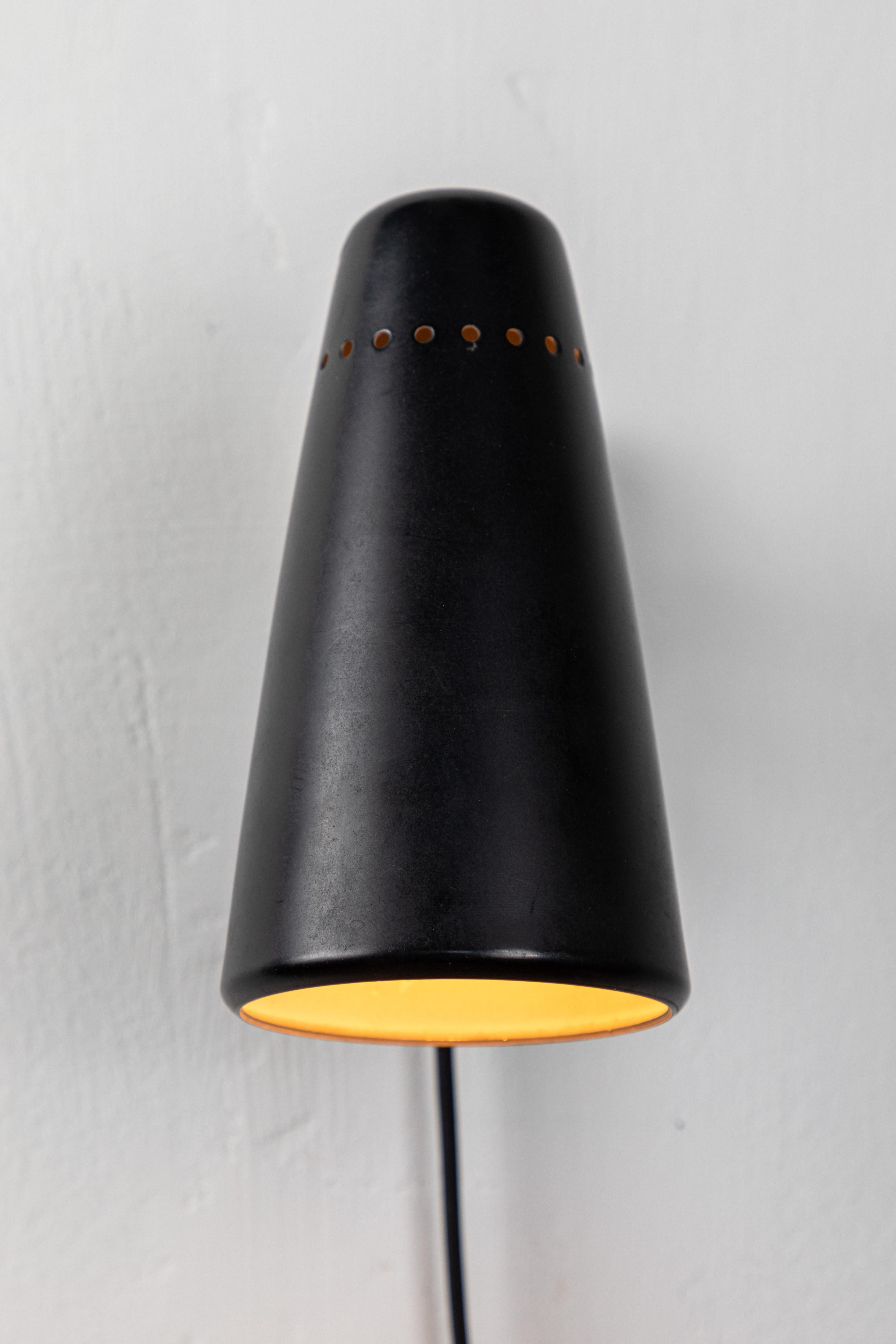 1950s Stilnovo Wall Light in Black and Brass In Good Condition In Glendale, CA