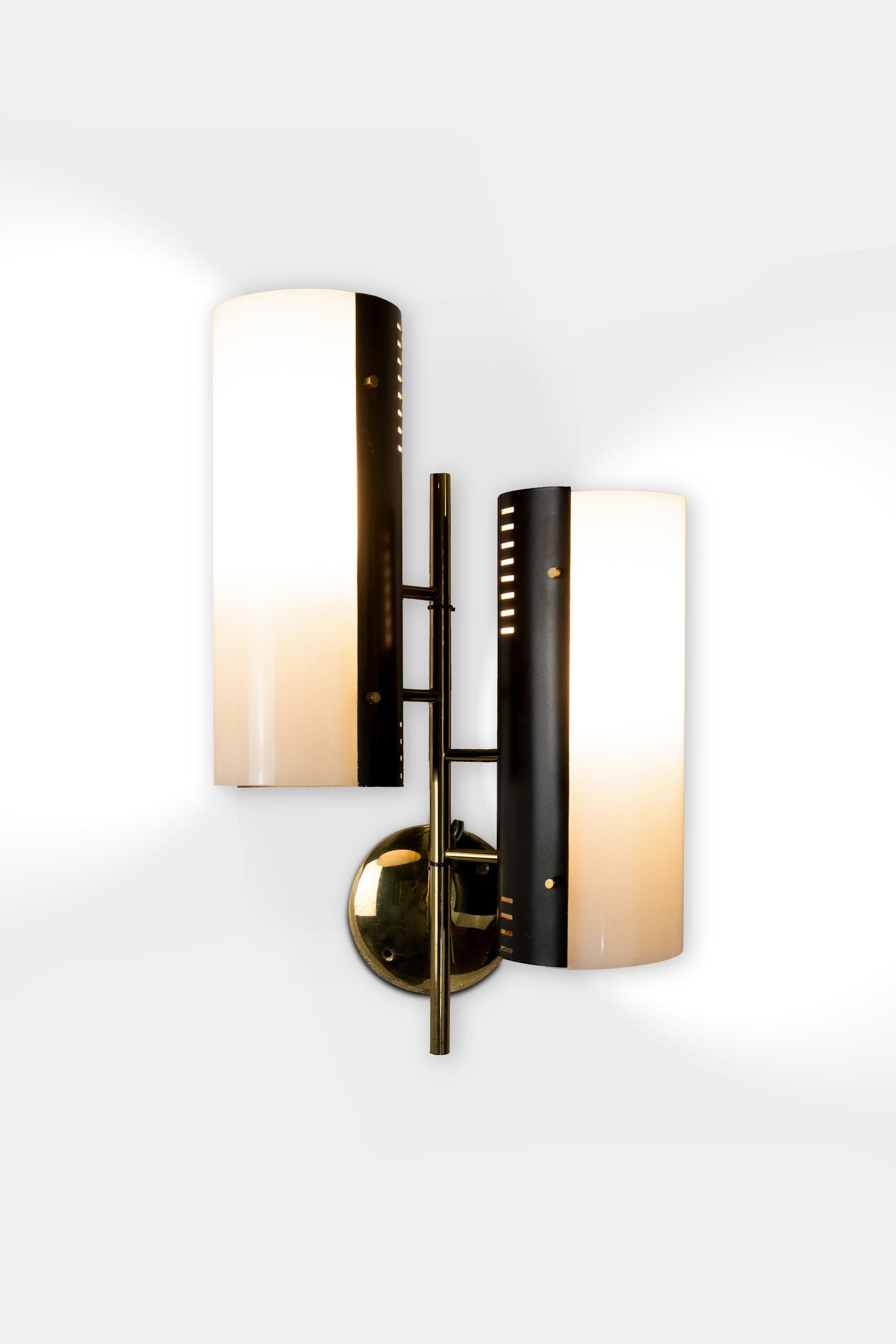 Paar konische Wandleuchten, um 1955
Messing mit Diffusoren aus schwarz lackiertem Metall und Plexiglas.
Hergestellt in Mailand, Italien.
Jedes mit dem originalen Label 'Stilnovo Milano Italy' auf der Innenseite des Diffusors.
