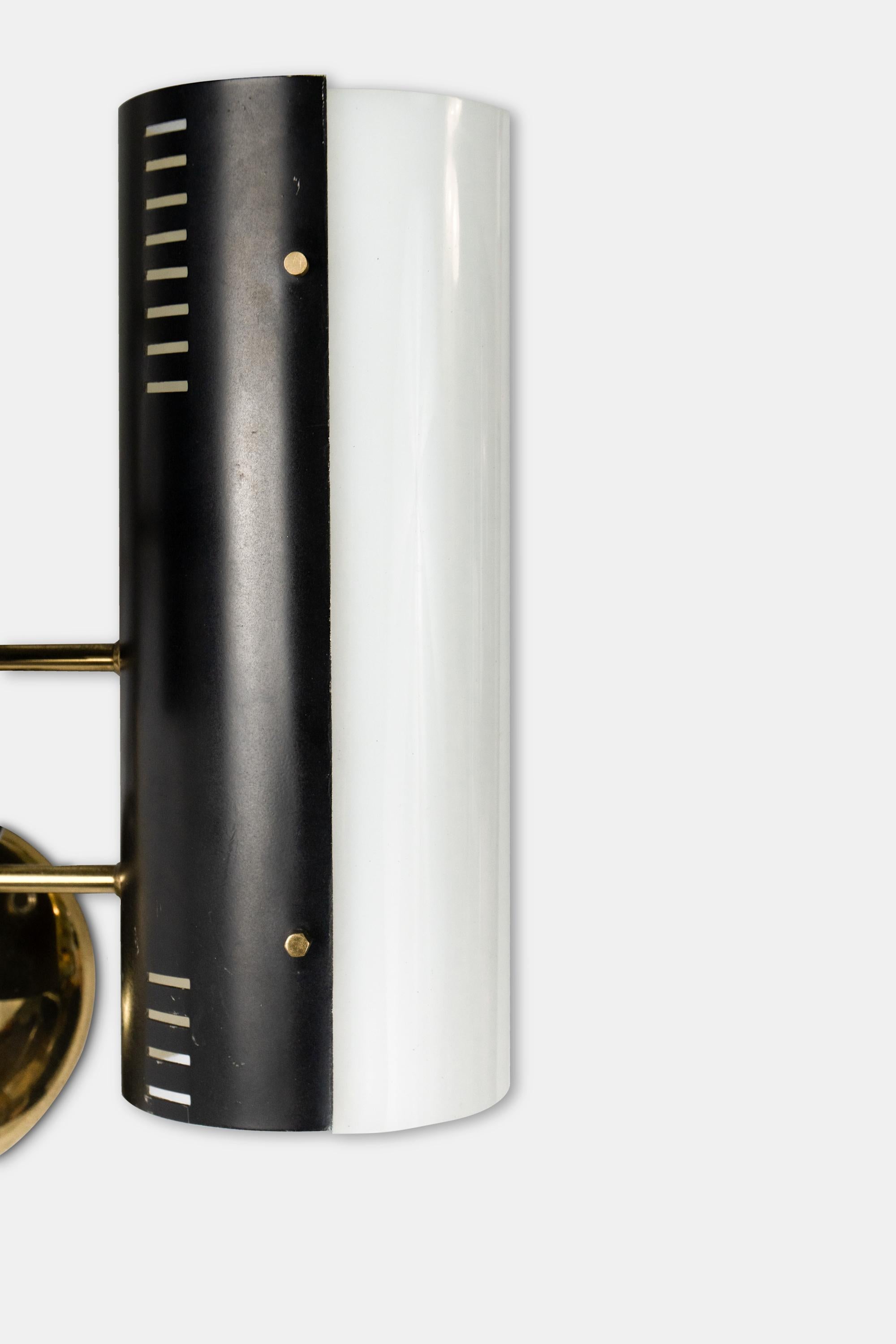 1950er Stilnovo Wandleuchten Appliques Schwarz Weiß Plexiglas Messing (Moderne der Mitte des Jahrhunderts) im Angebot
