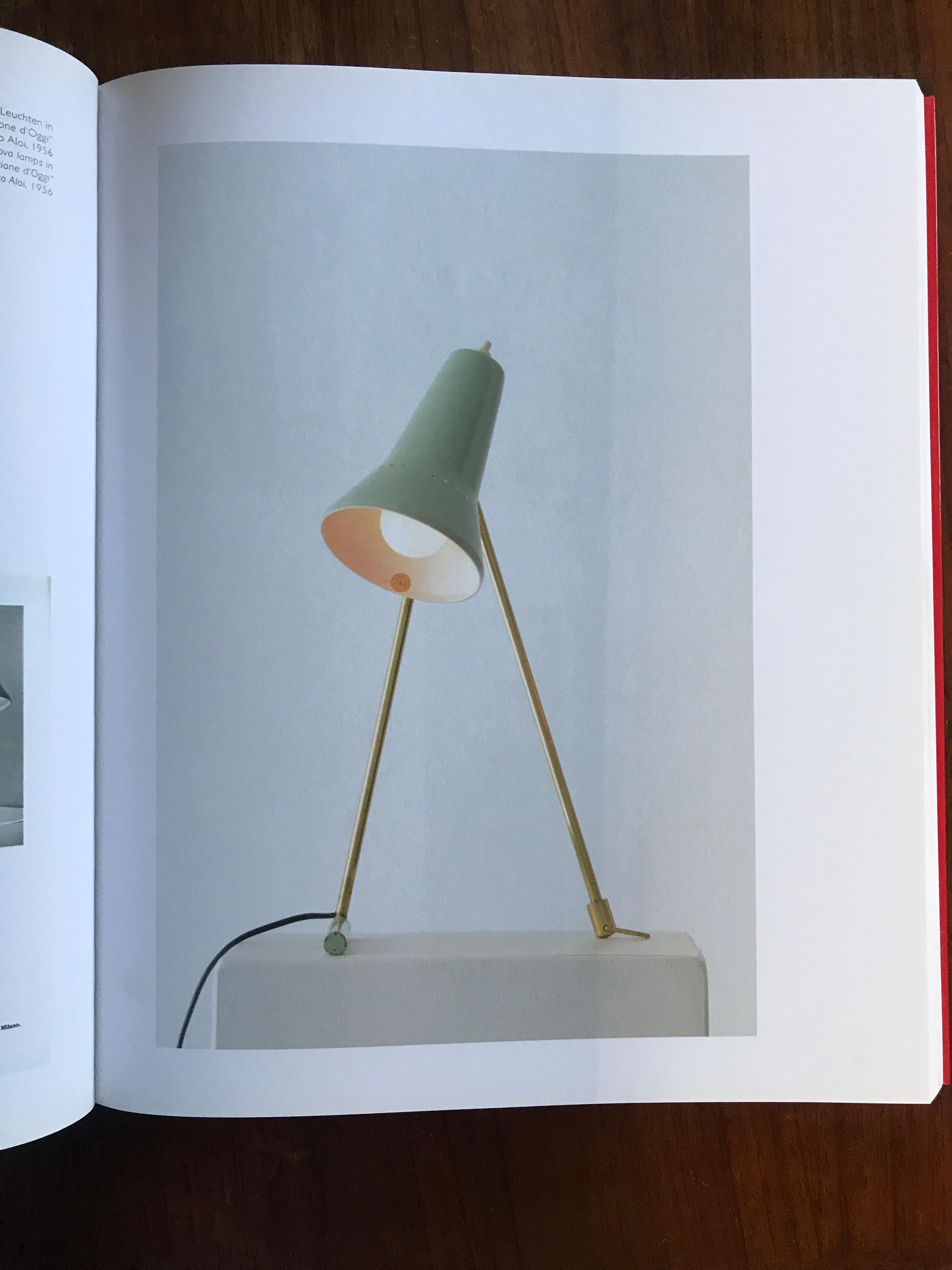 1950s Stilnovo wall or table lamp. Featuring two sculptural brass and painted metal legs, with the original green lacquered aluminum shade. A delicate and refined design characteristic of 1950s Italian design at its highest level.

Stilnovo was
