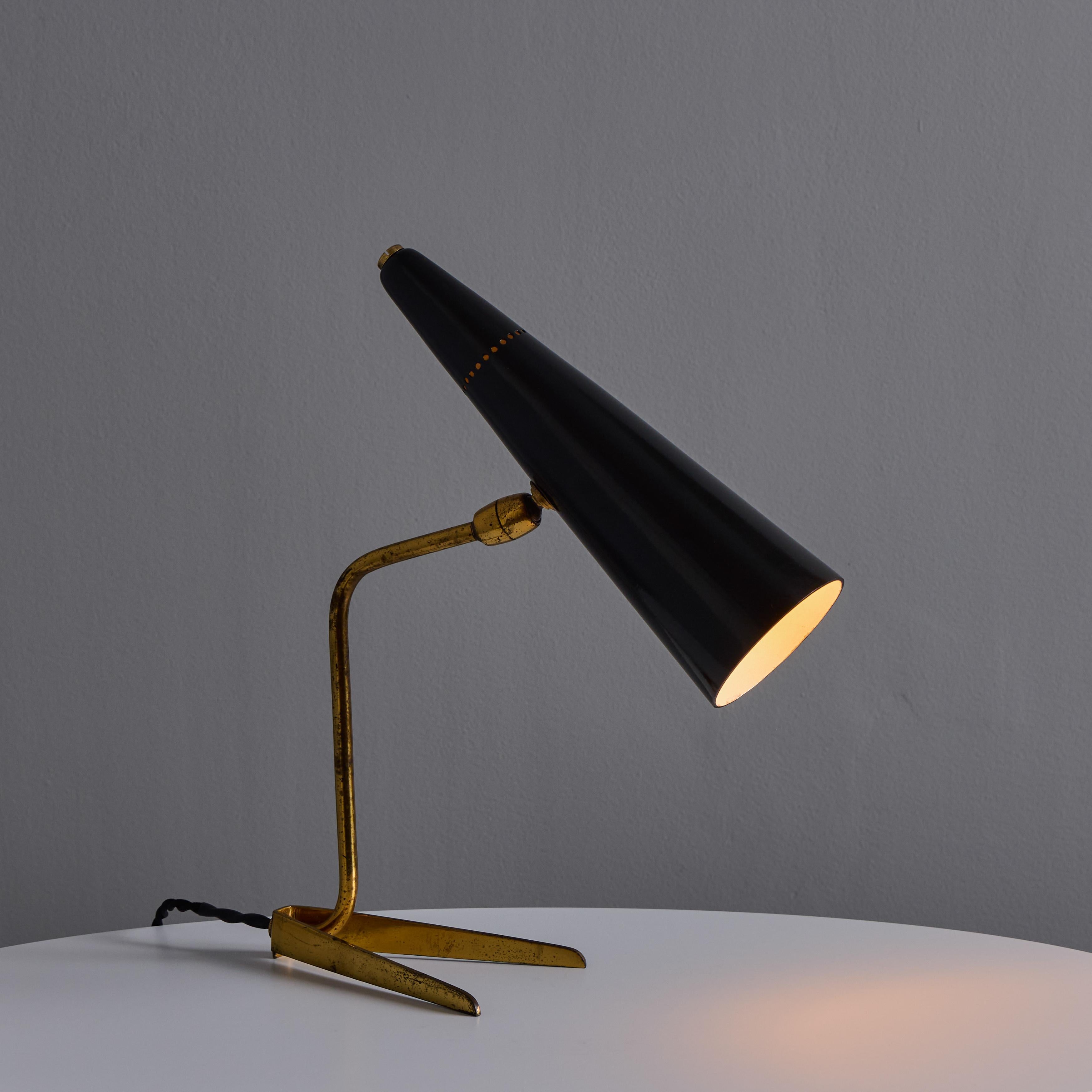 Lampe de table conique en laiton et noir Stilux Milano des années 1950

Cette lampe de table italienne de la quintessence du milieu du siècle est exécutée dans un long abat-jour conique en métal peint en noir monté sur un bras en laiton patiné et