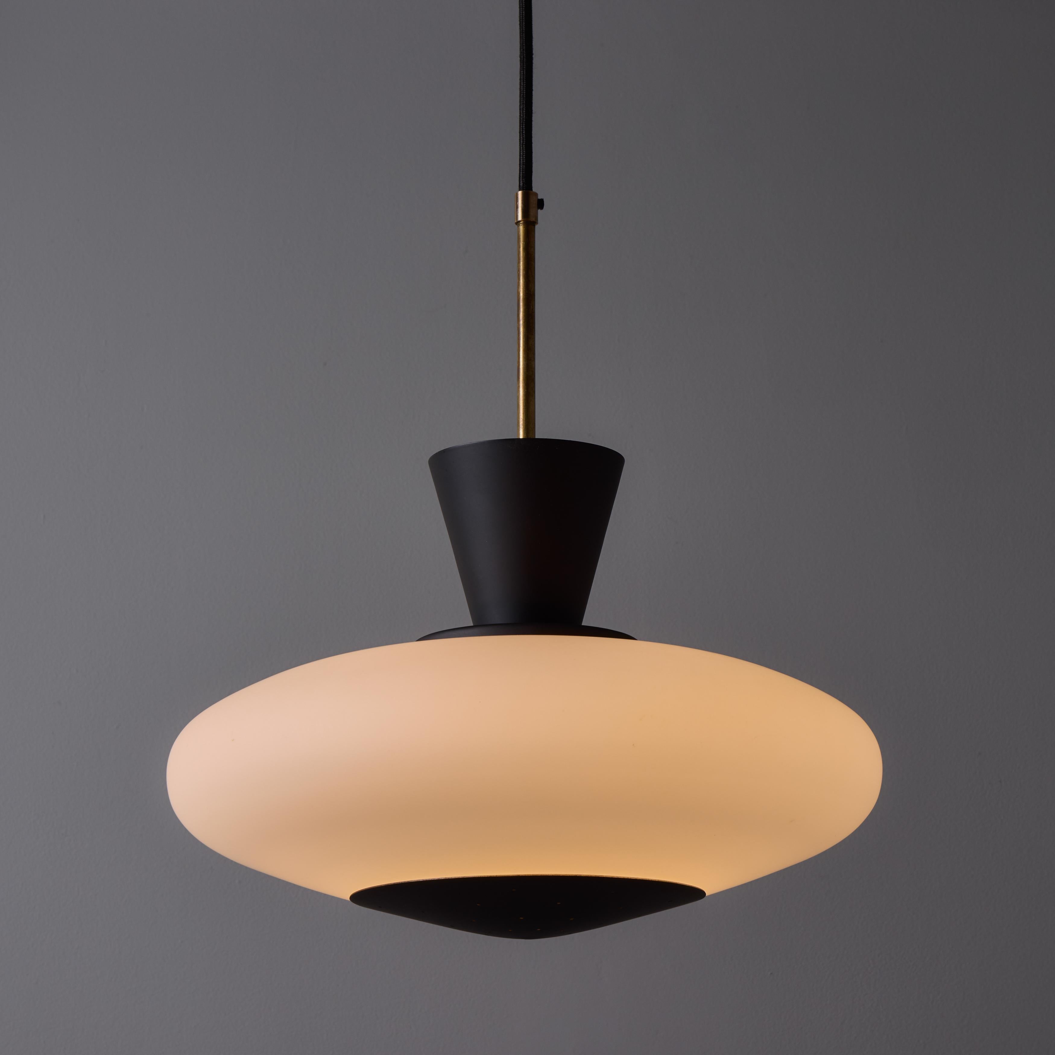 Pendentif en verre opalin et métal peint perforé Stilux Milano, années 1950 en vente 3