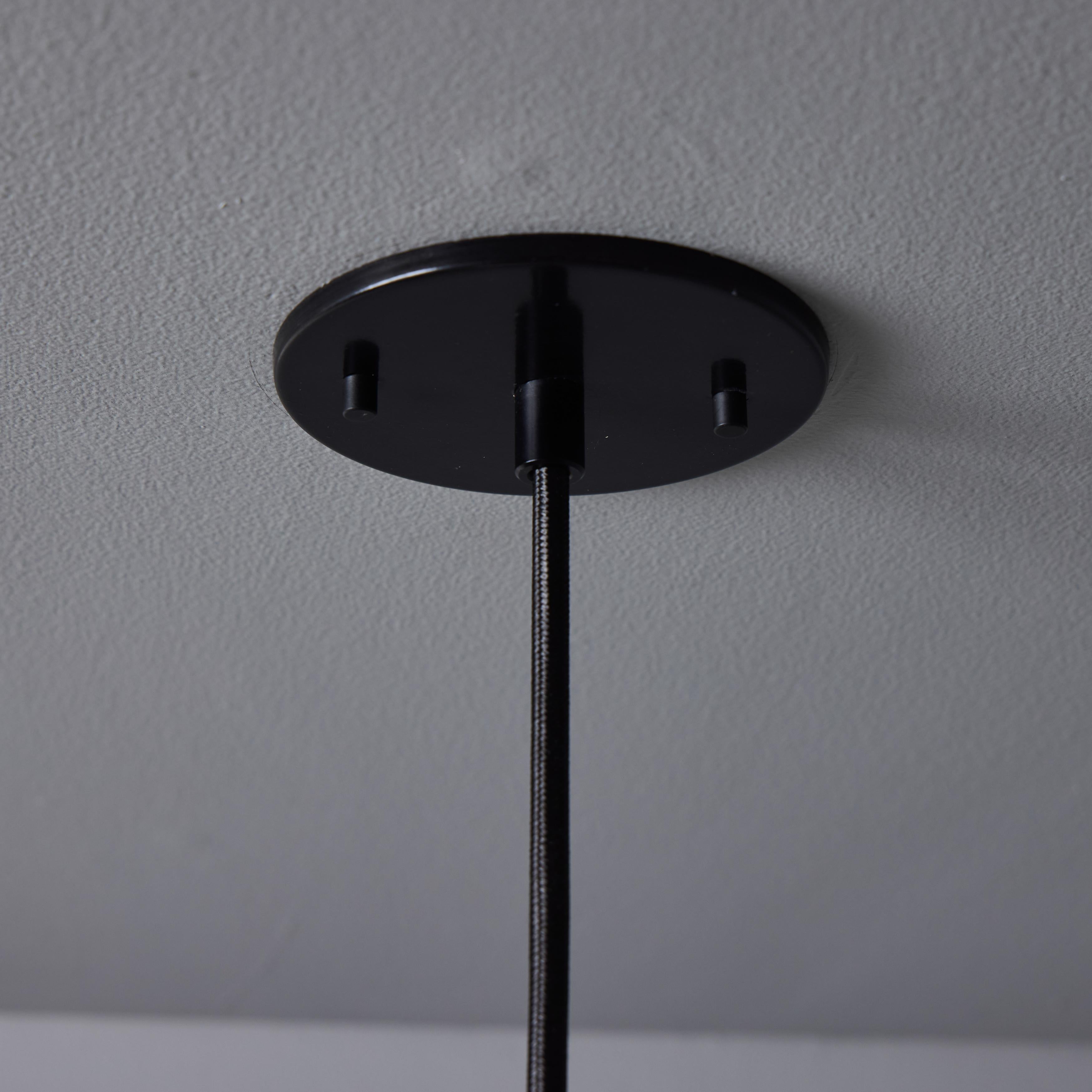 Pendentif en verre opalin et métal peint perforé Stilux Milano, années 1950 en vente 4