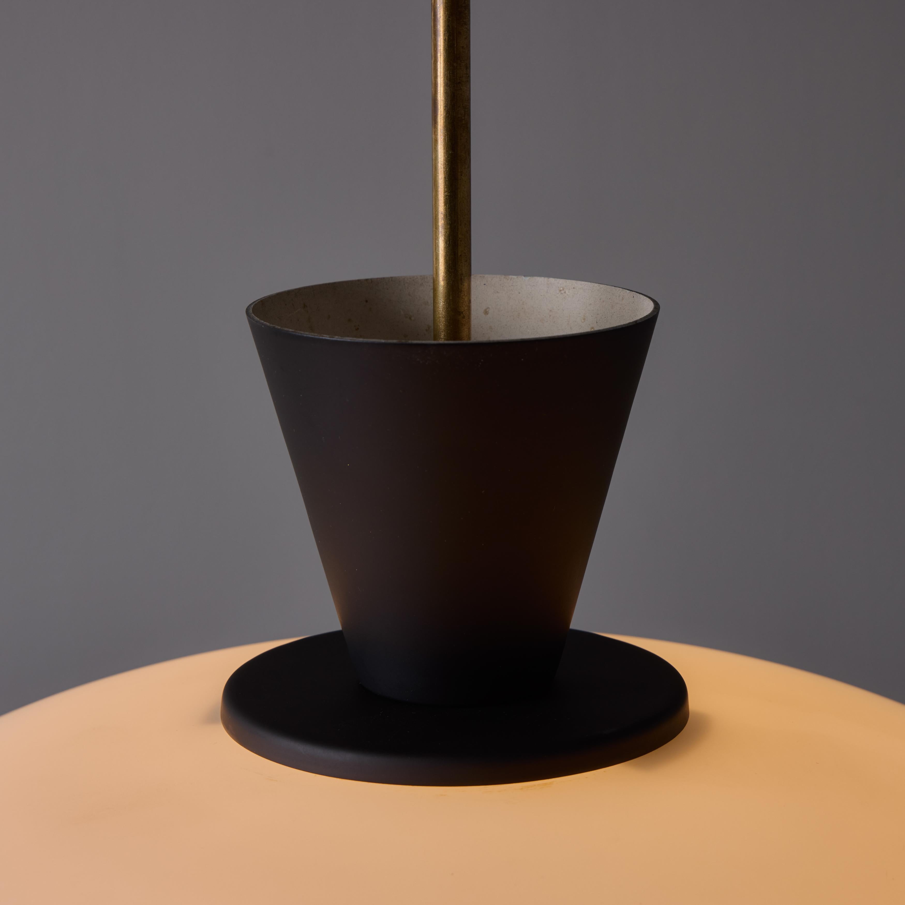 Pendentif en verre opalin et métal peint perforé Stilux Milano, années 1950 en vente 5