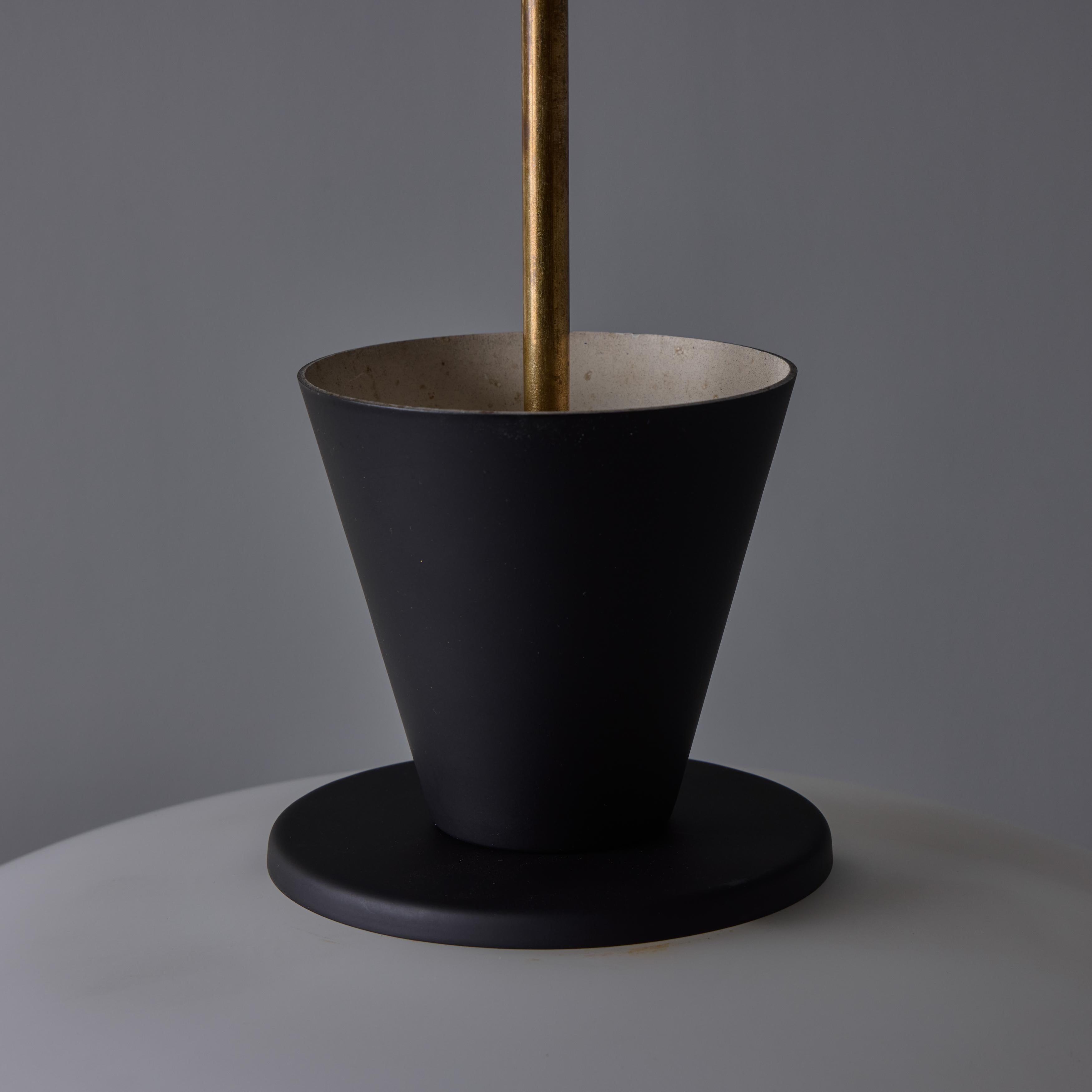 Pendentif en verre opalin et métal peint perforé Stilux Milano, années 1950 en vente 6