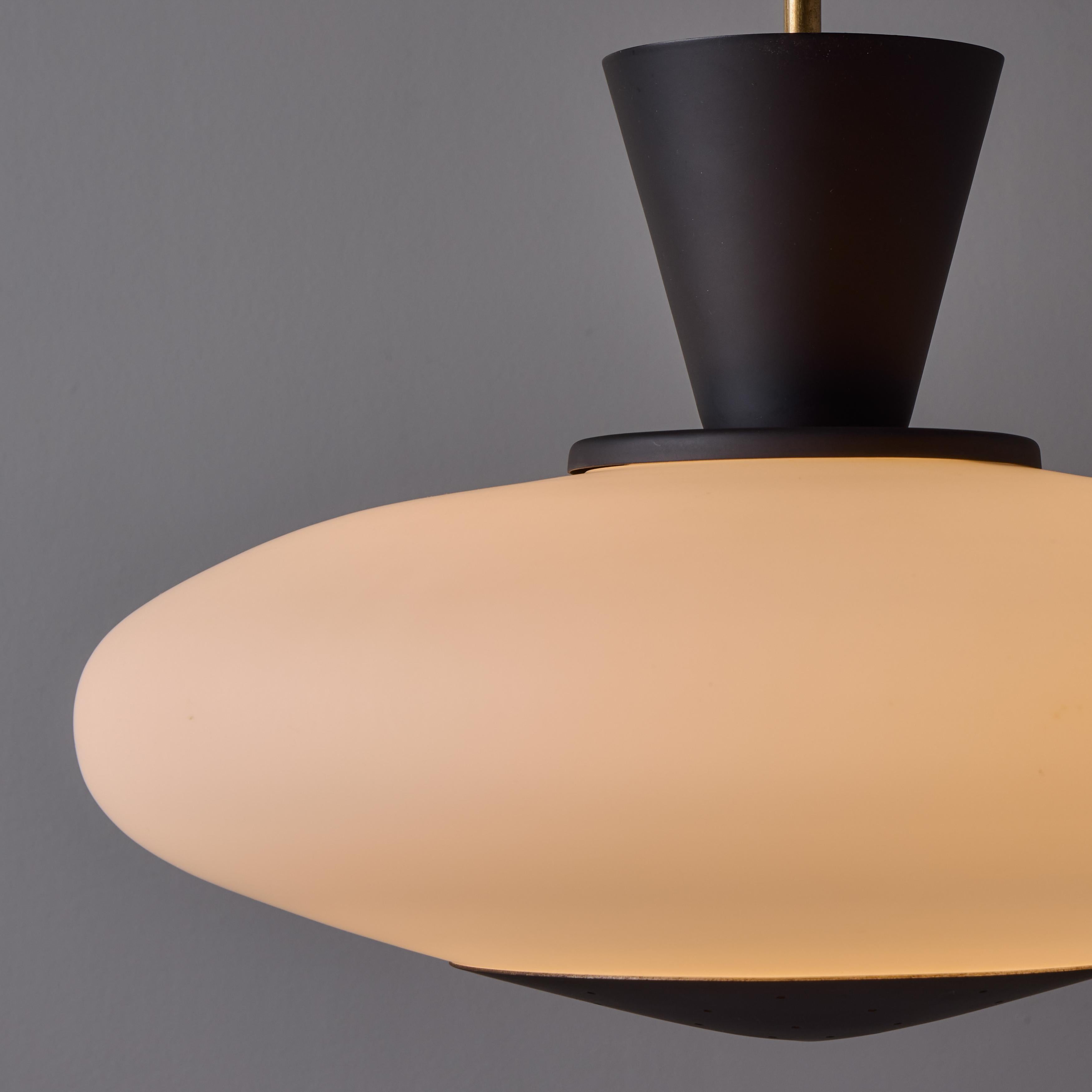 Pendentif en verre opalin et métal peint perforé Stilux Milano, années 1950 en vente 7