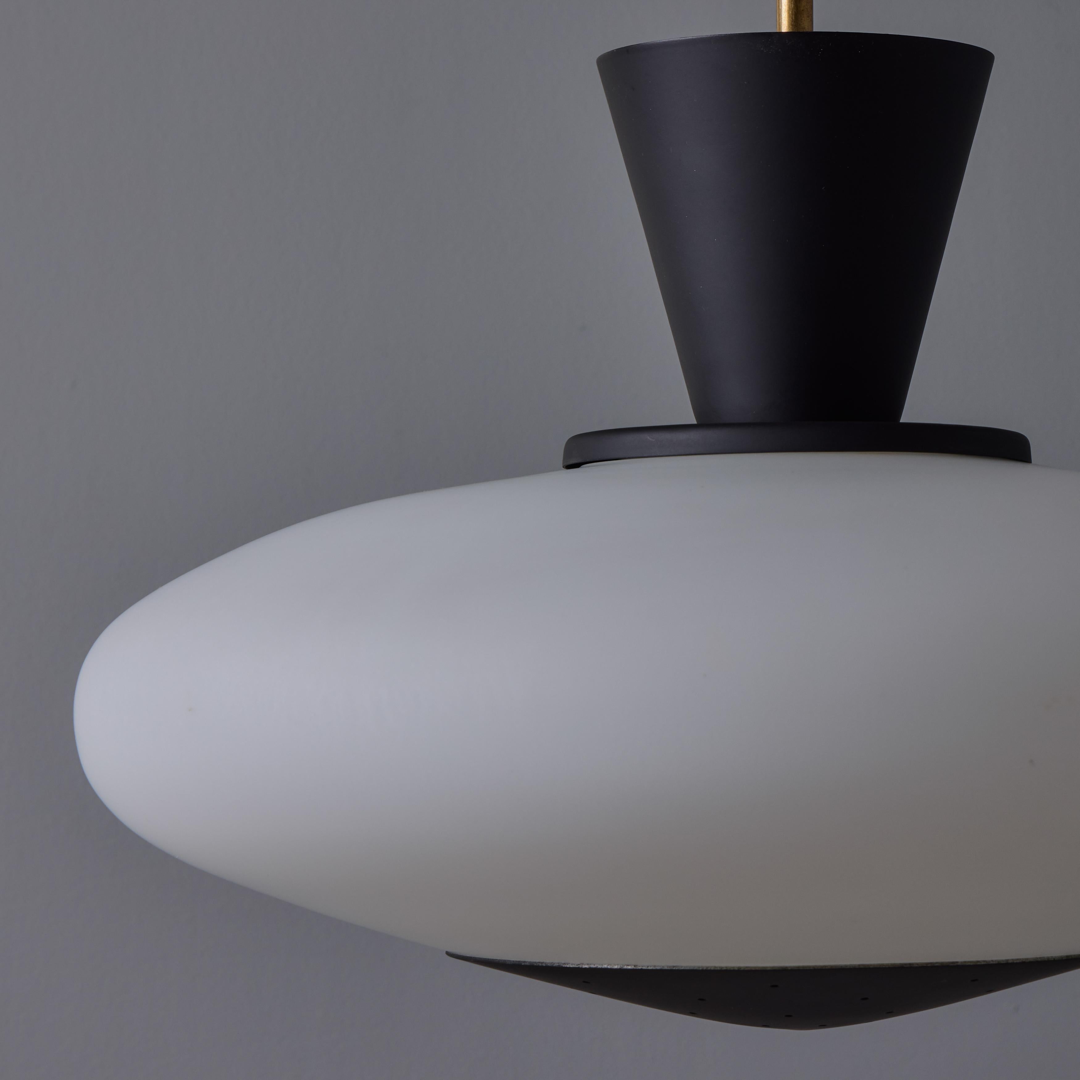 Pendentif en verre opalin et métal peint perforé Stilux Milano, années 1950 en vente 8