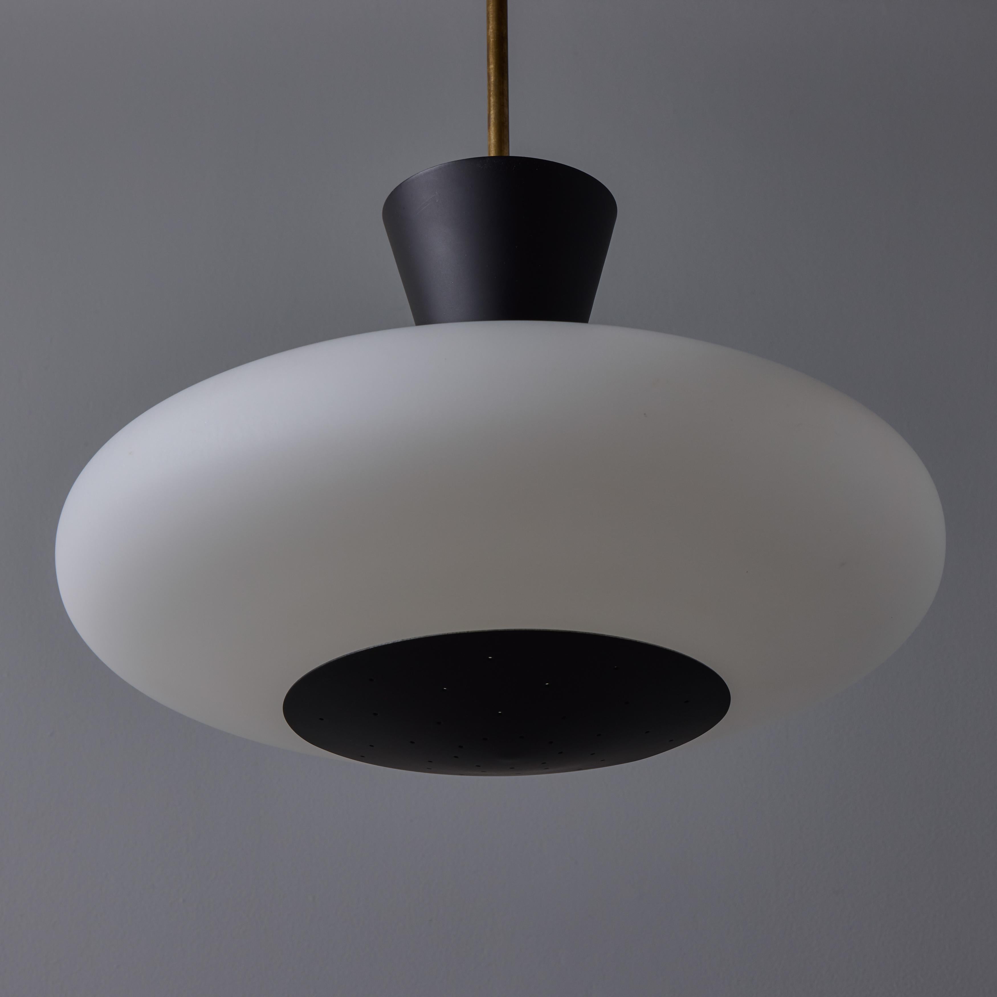 Pendentif en verre opalin et métal peint perforé Stilux Milano, années 1950 en vente 10