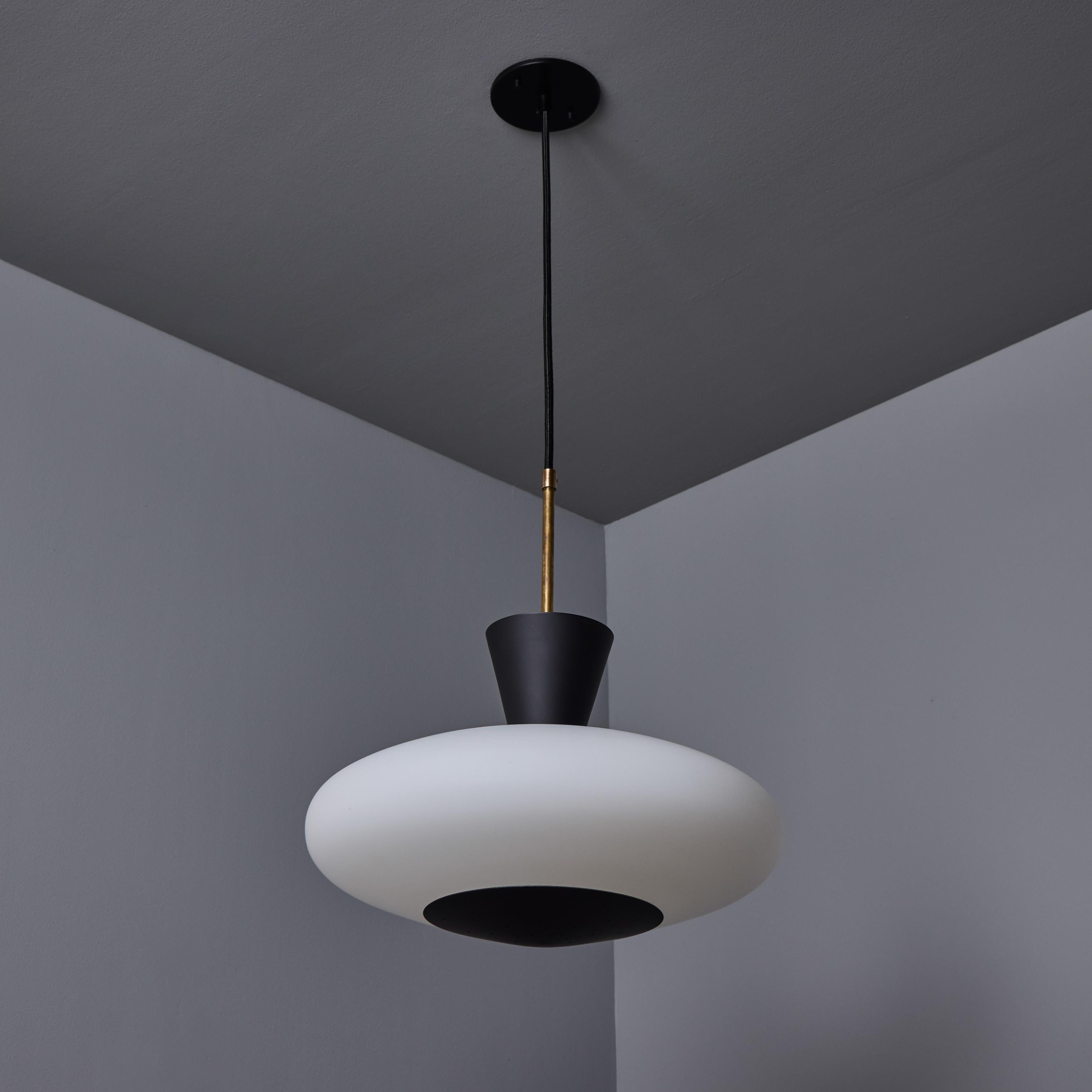 Pendentif en verre opalin et métal peint perforé Stilux Milano, années 1950 en vente 11