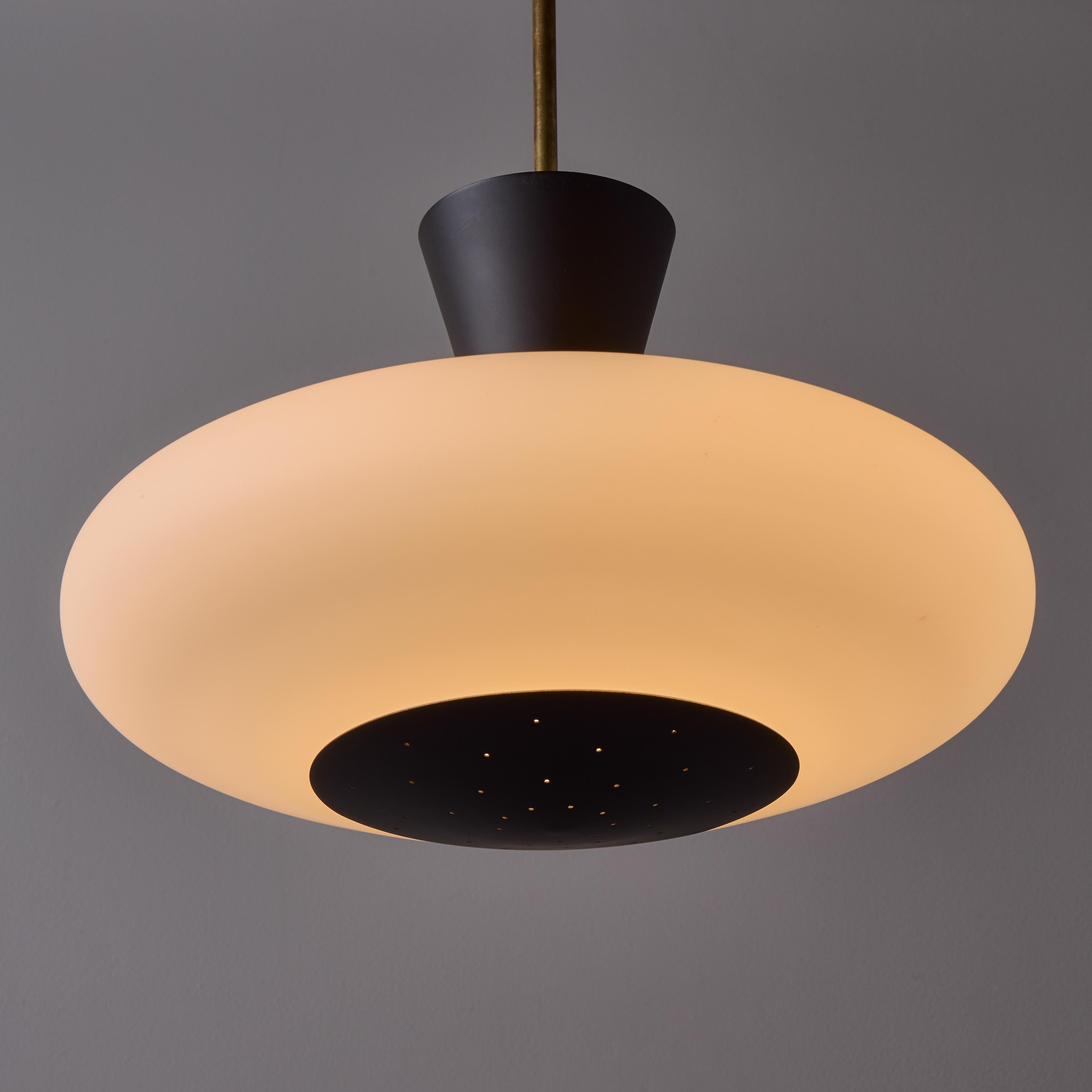 Mid-Century Modern Pendentif en verre opalin et métal peint perforé Stilux Milano, années 1950 en vente