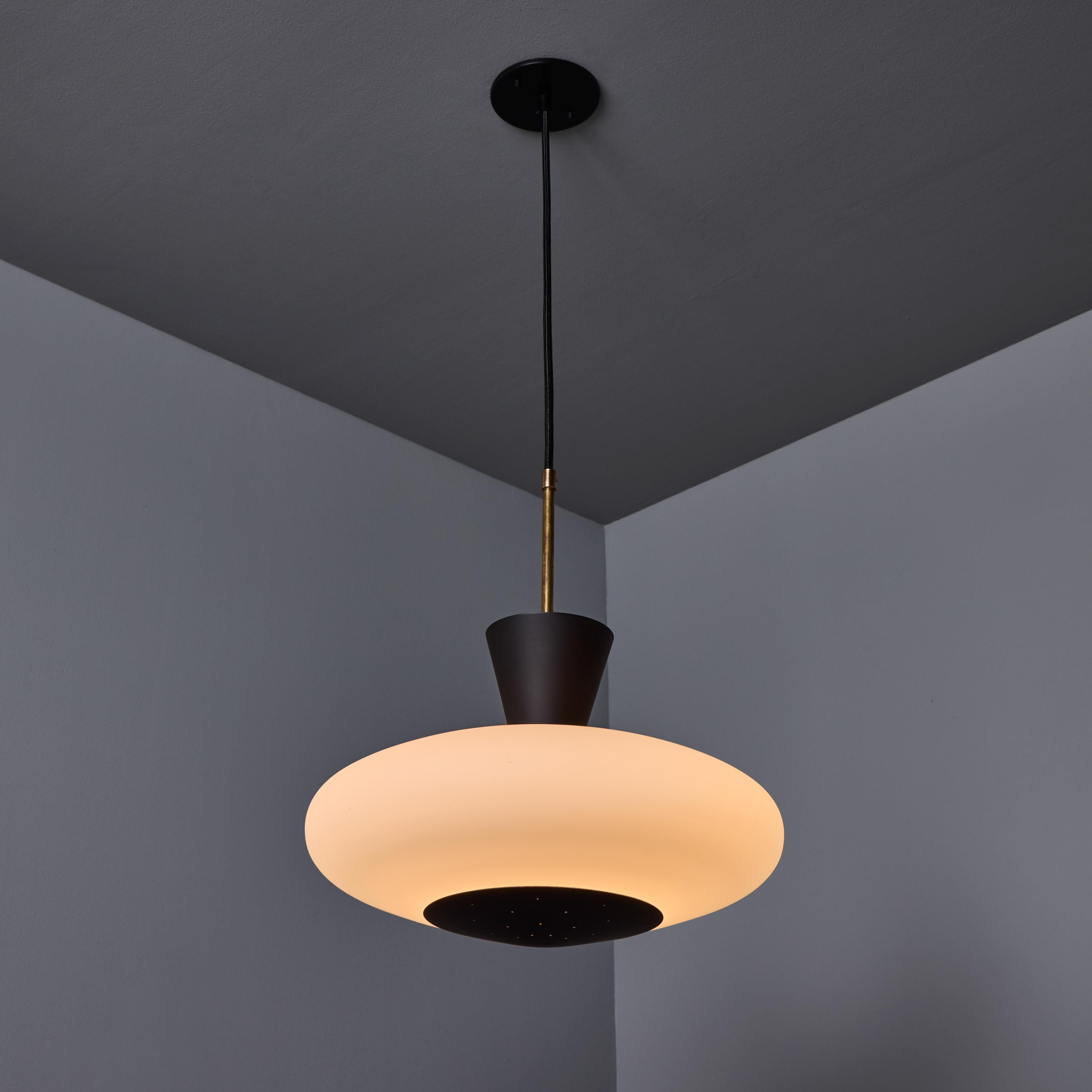 italien Pendentif en verre opalin et métal peint perforé Stilux Milano, années 1950 en vente