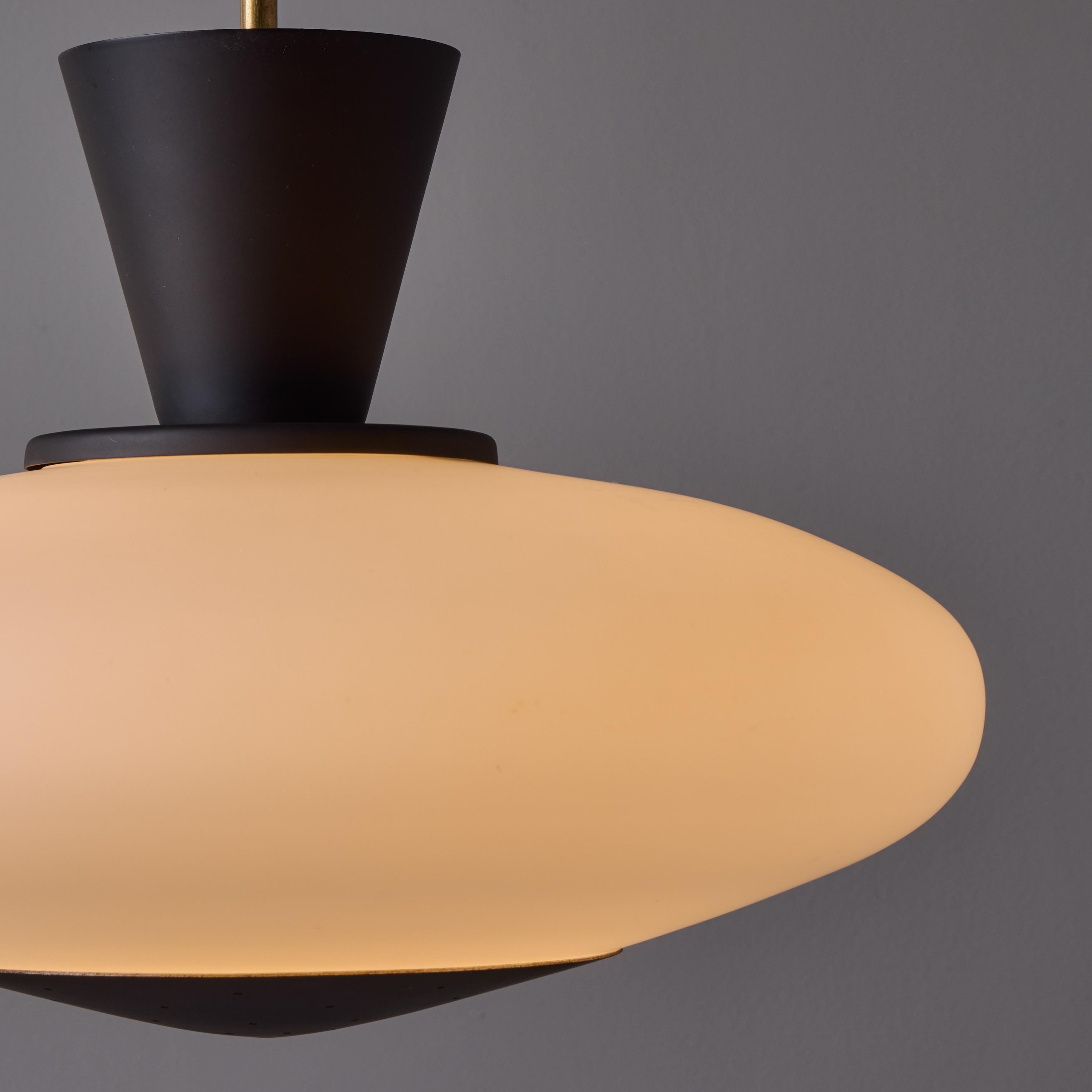 Peint Pendentif en verre opalin et métal peint perforé Stilux Milano, années 1950 en vente