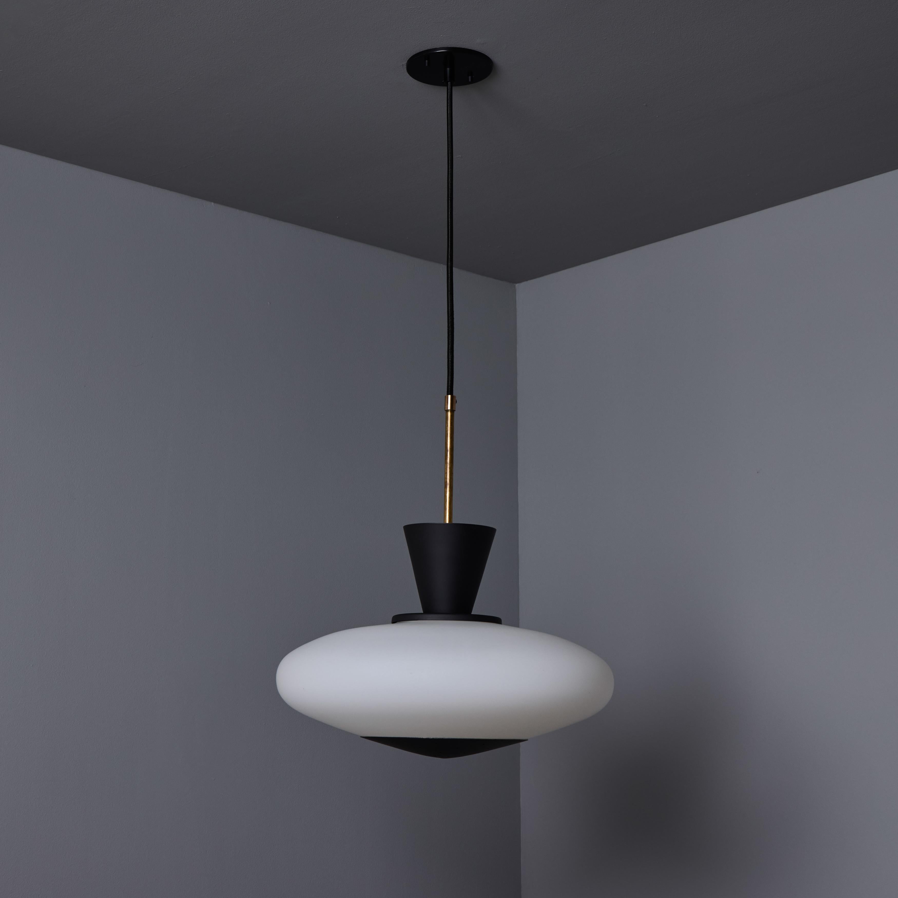 Milieu du XXe siècle Pendentif en verre opalin et métal peint perforé Stilux Milano, années 1950 en vente