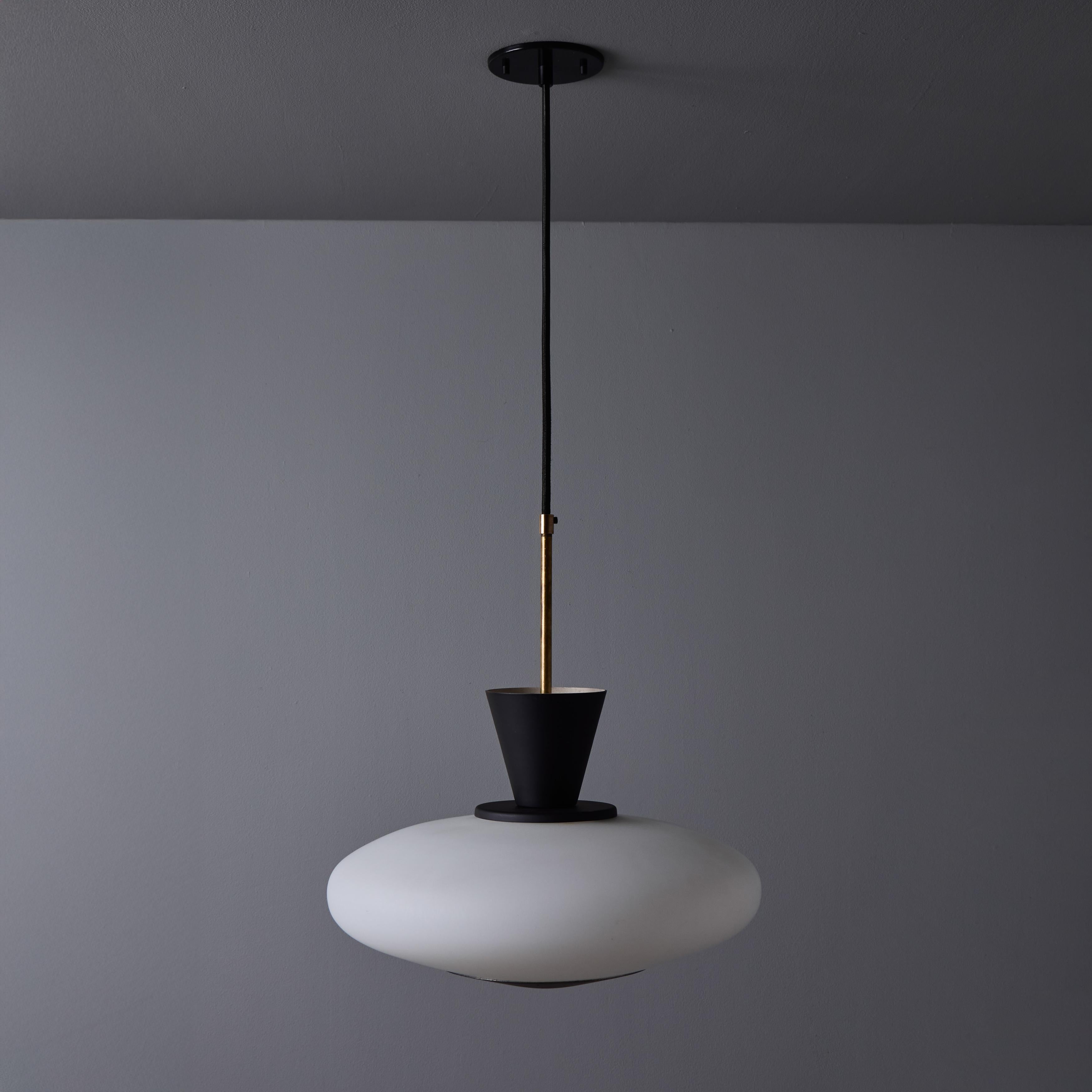 Métal Pendentif en verre opalin et métal peint perforé Stilux Milano, années 1950 en vente