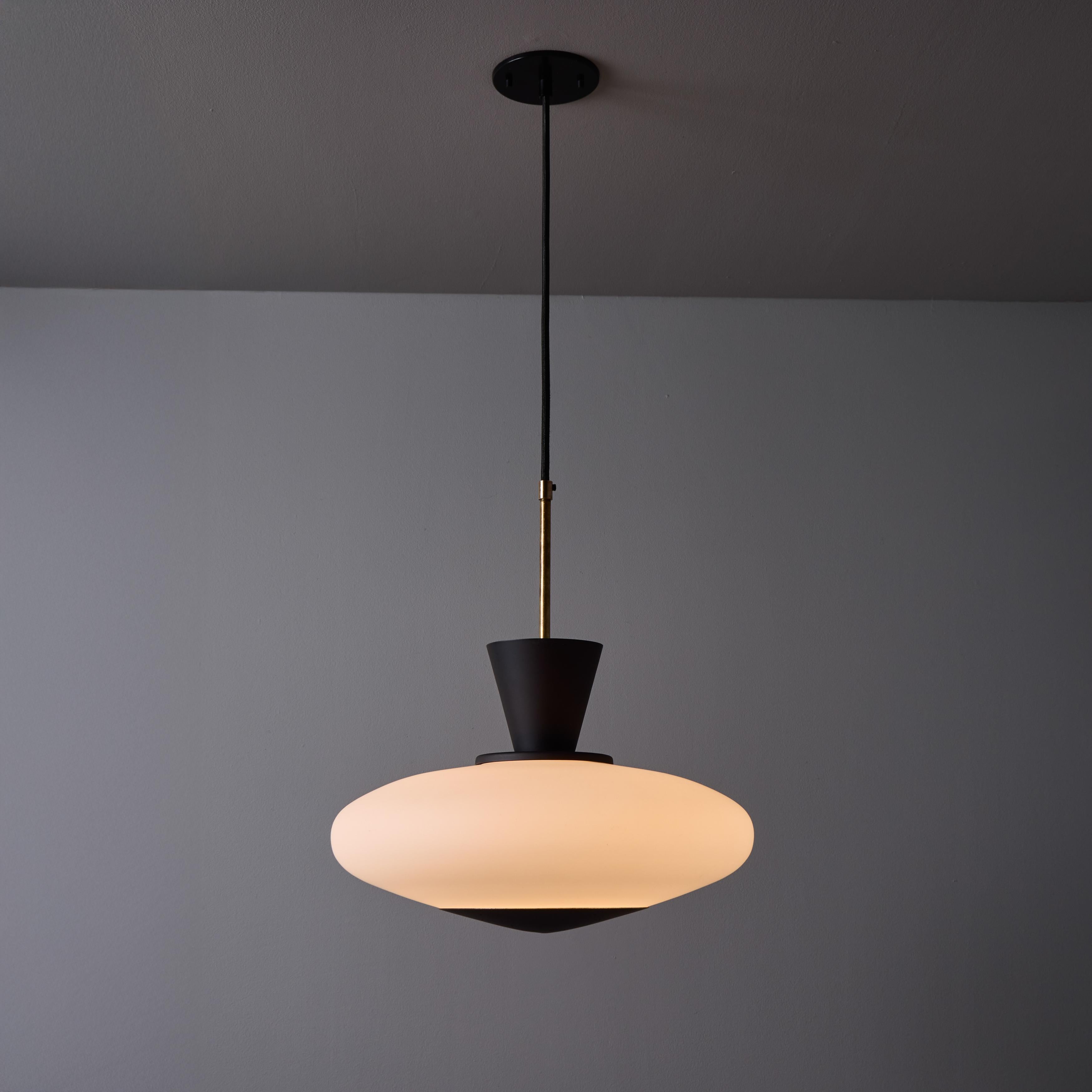 Pendentif en verre opalin et métal peint perforé Stilux Milano, années 1950 en vente 1