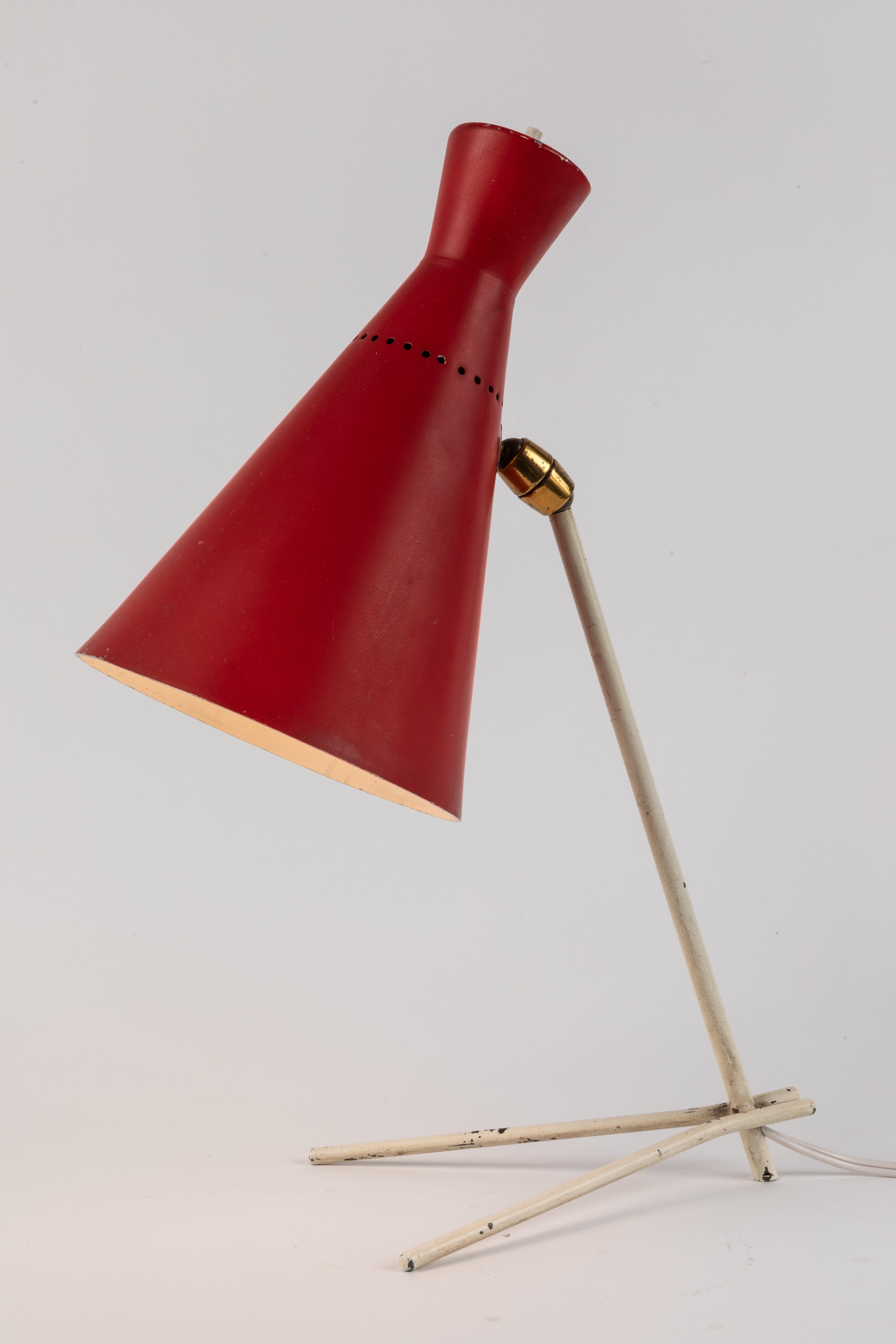 1950s Stilux Milano red and white table lamp. This extremely rare and iconic design is executed in red and white painted metal with original color in very good vintage condition. Shade adjustable at two points for a flexible variety of lighting
