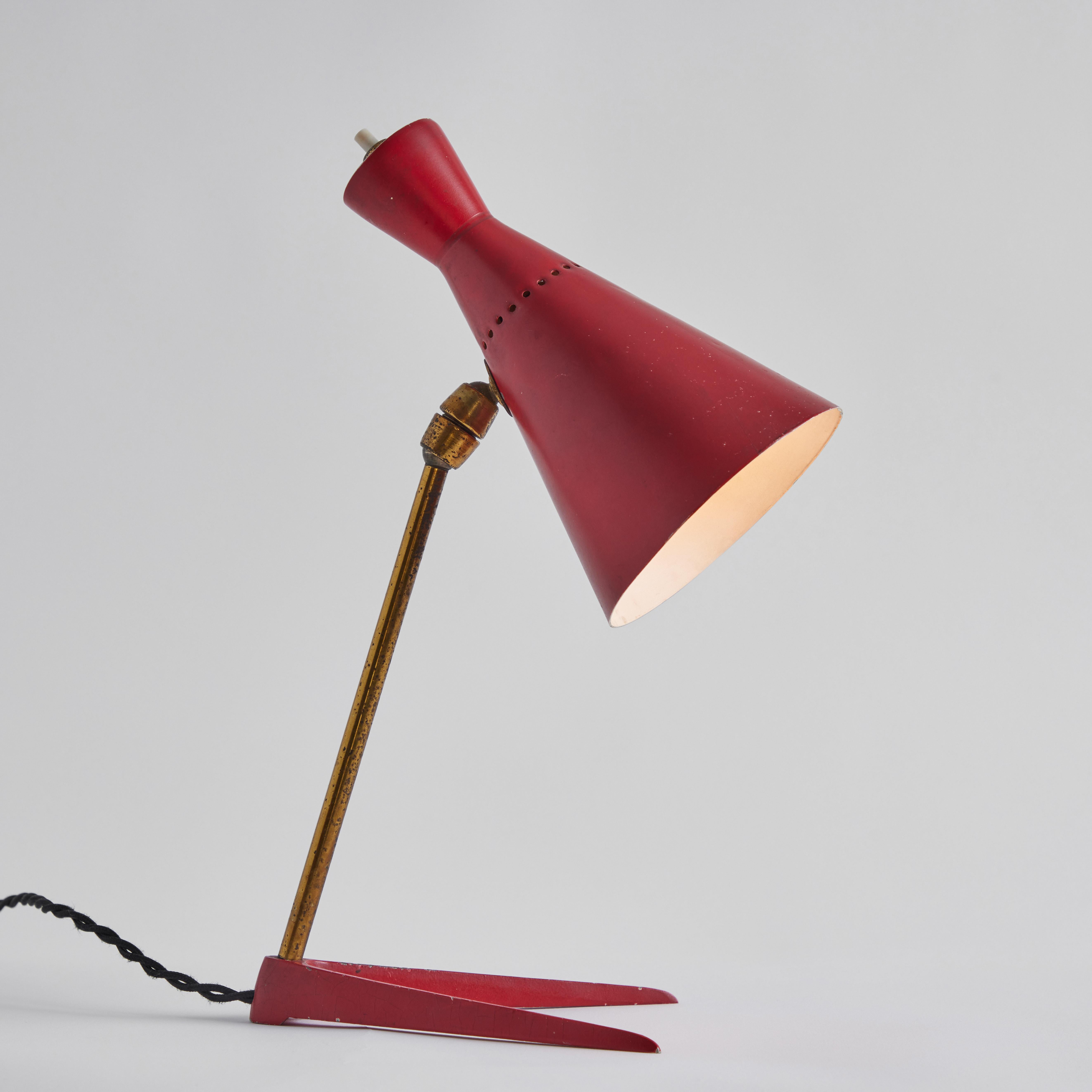 1950er Stilux Milano Tischlampe aus rotem Metall und Holz (Mitte des 20. Jahrhunderts) im Angebot
