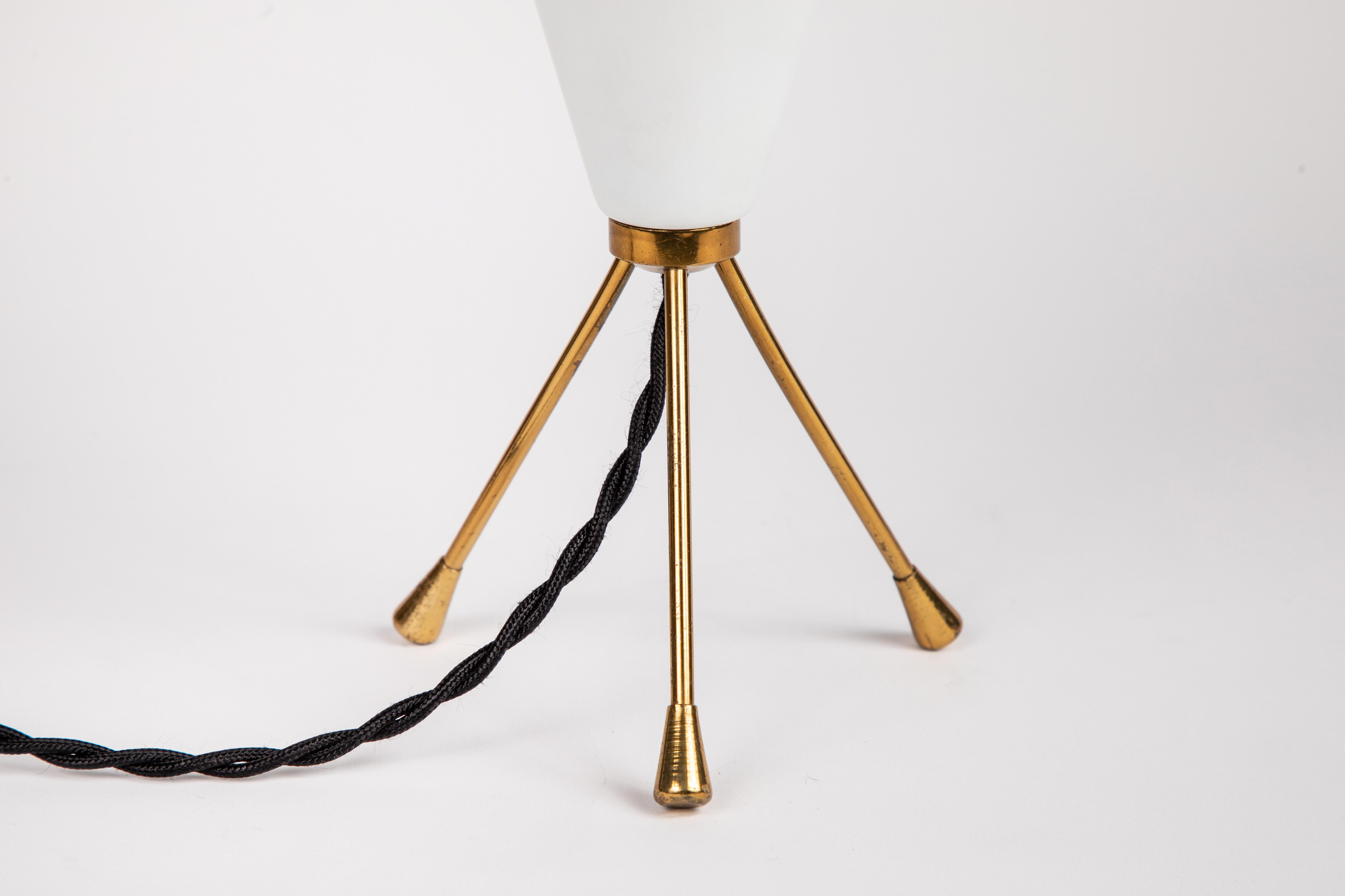 Stilux Milano lampe de bureau à trois pieds en cône blanche des années 1950 en vente 2