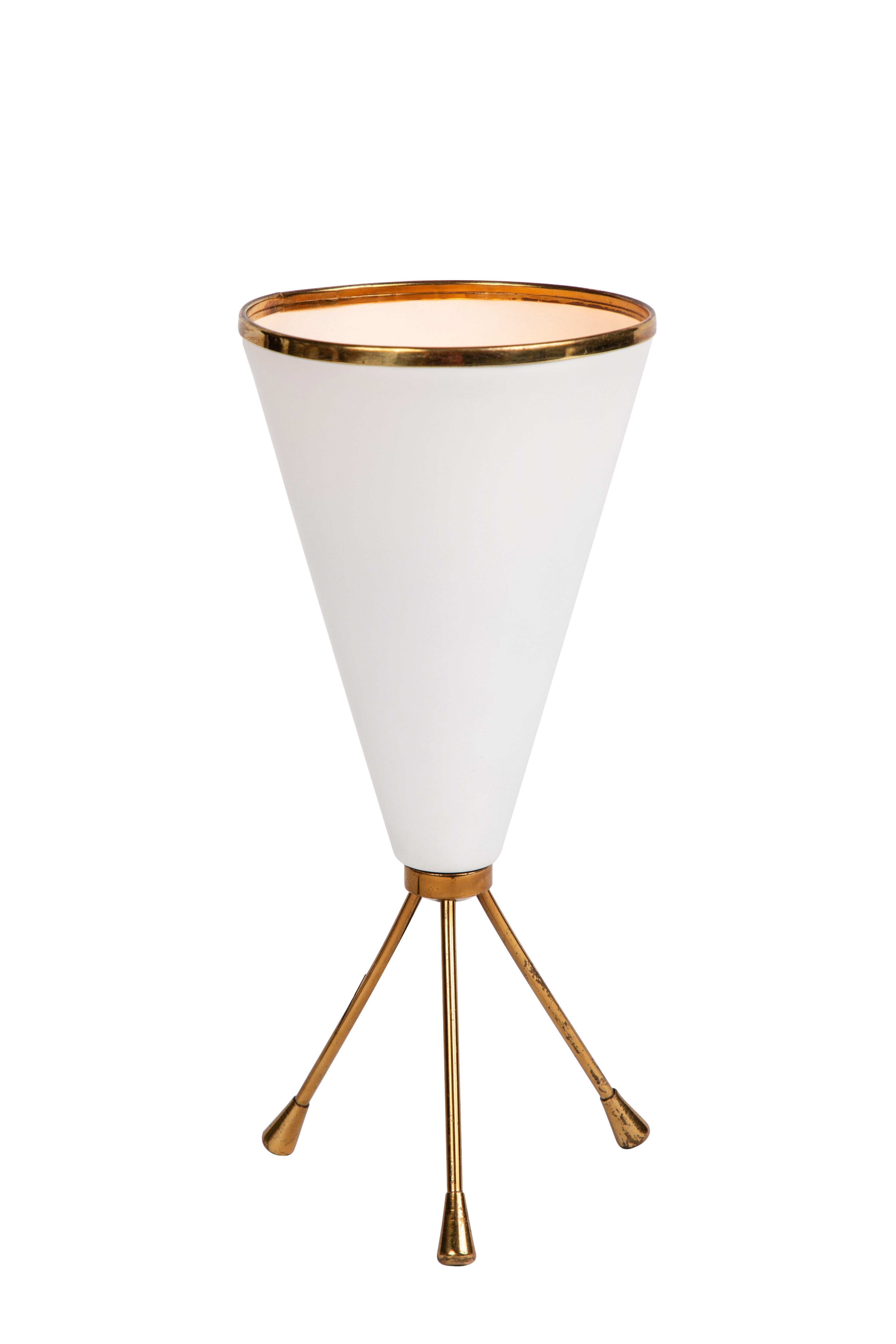 1950s tripod table lamp in white and brass attributed to Stilnovo. This elegantly sculptural table lamp is characteristic of the highly refined Italian lighting design aesthetics of the midcentury era as embodied by the legendary firm of