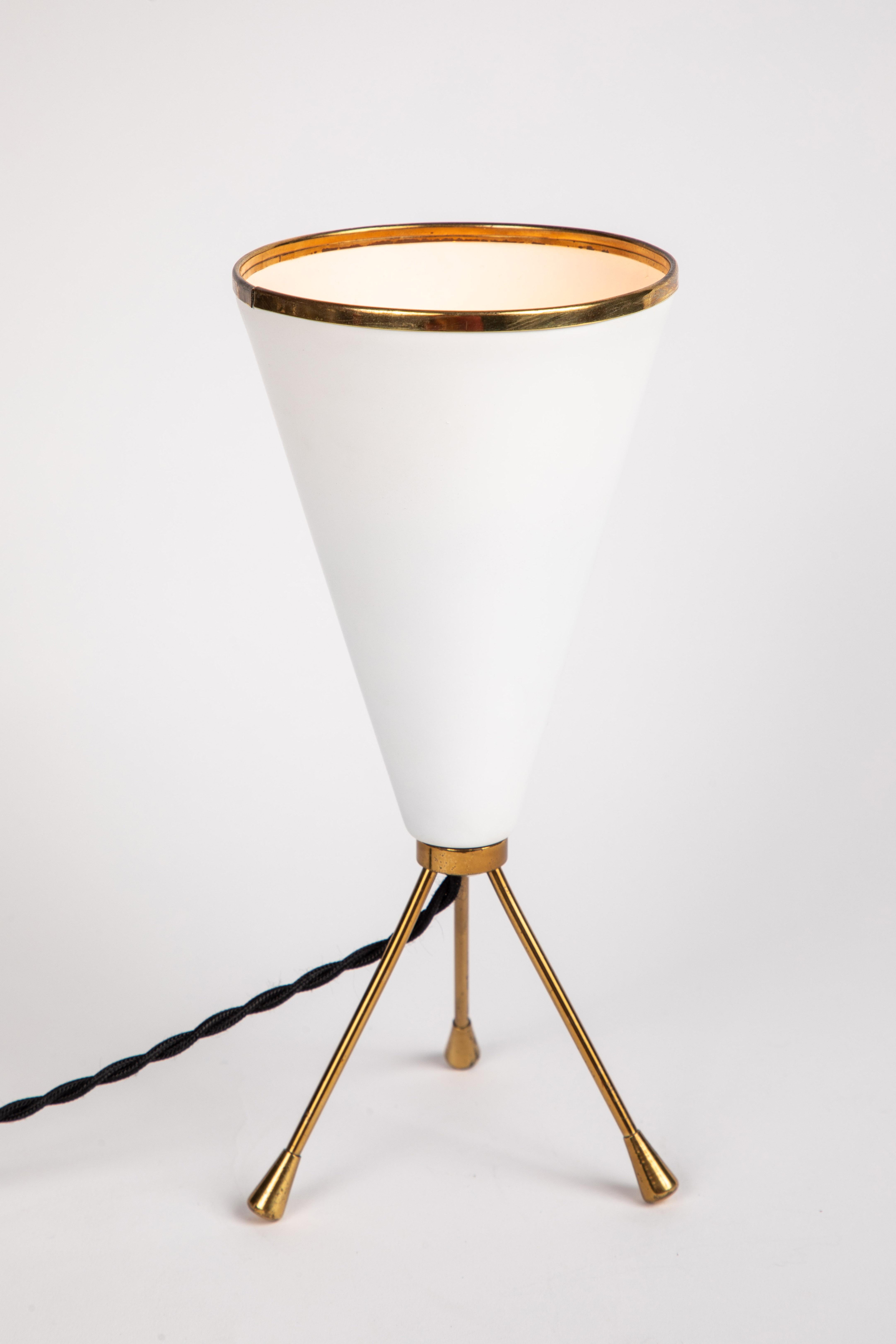 1950er Stilux Milano Weiße Dreibein-Tischlampe mit Kegel (Moderne der Mitte des Jahrhunderts) im Angebot