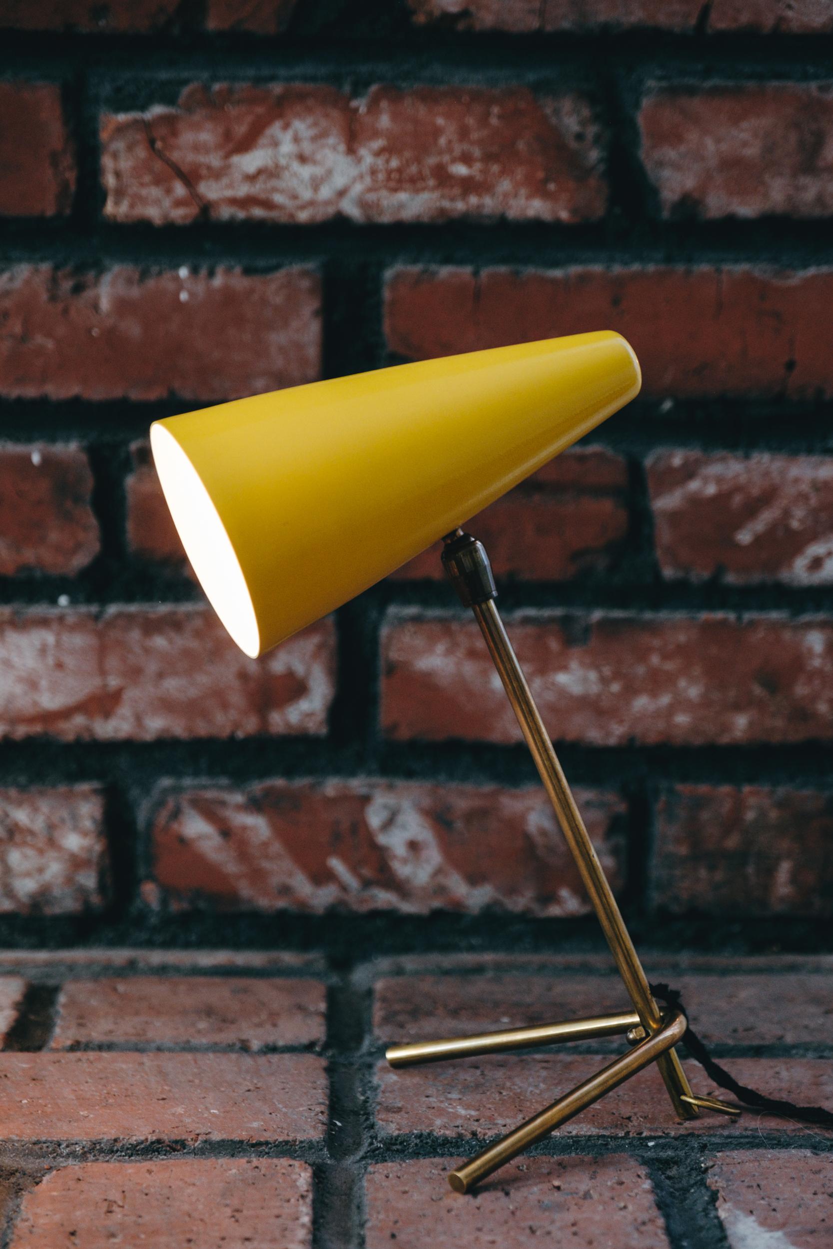 Mid-Century Modern Lampe à poser conique jaune Stilux Milano des années 1950 en vente