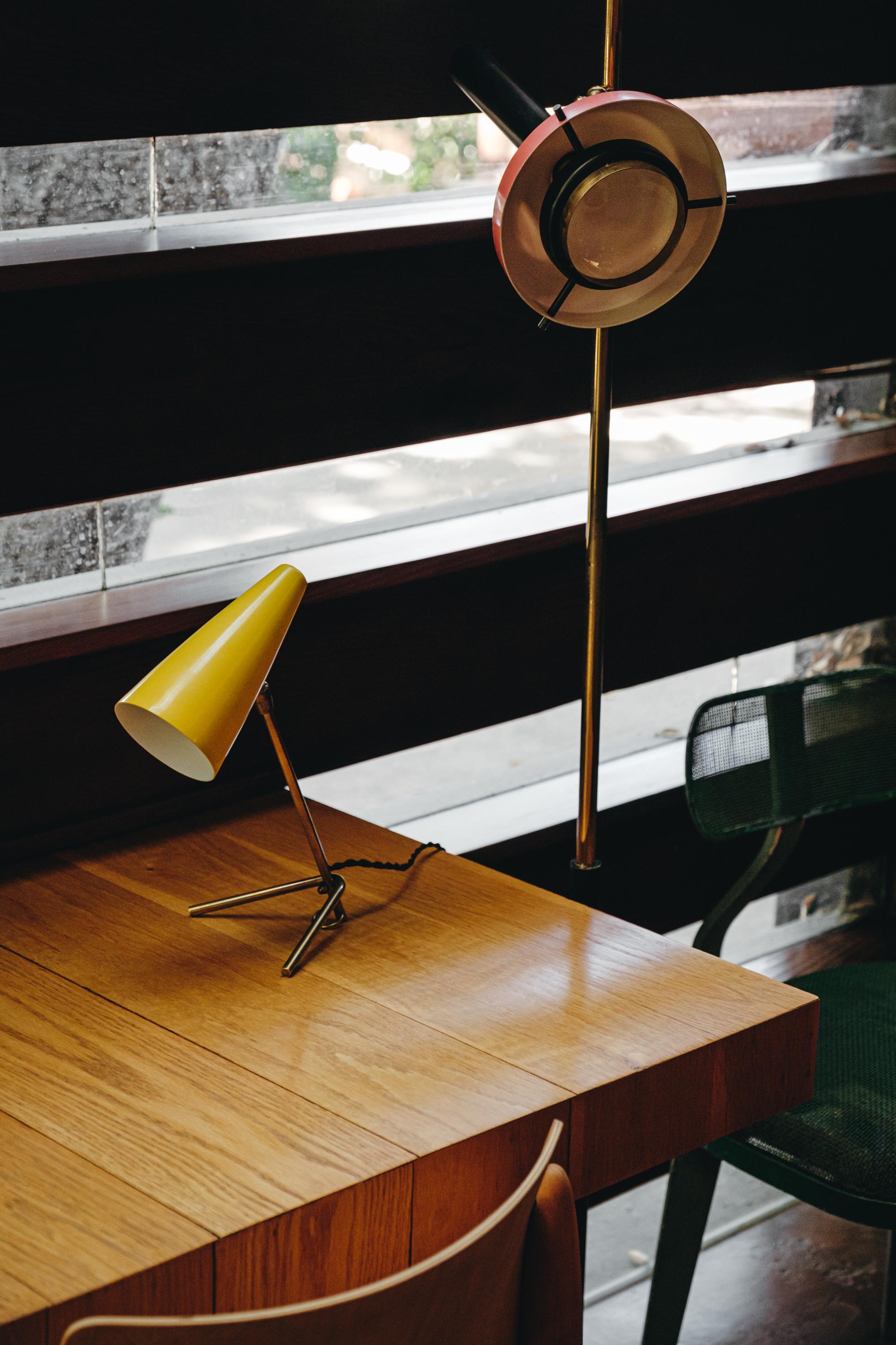 Milieu du XXe siècle Lampe à poser conique jaune Stilux Milano des années 1950 en vente