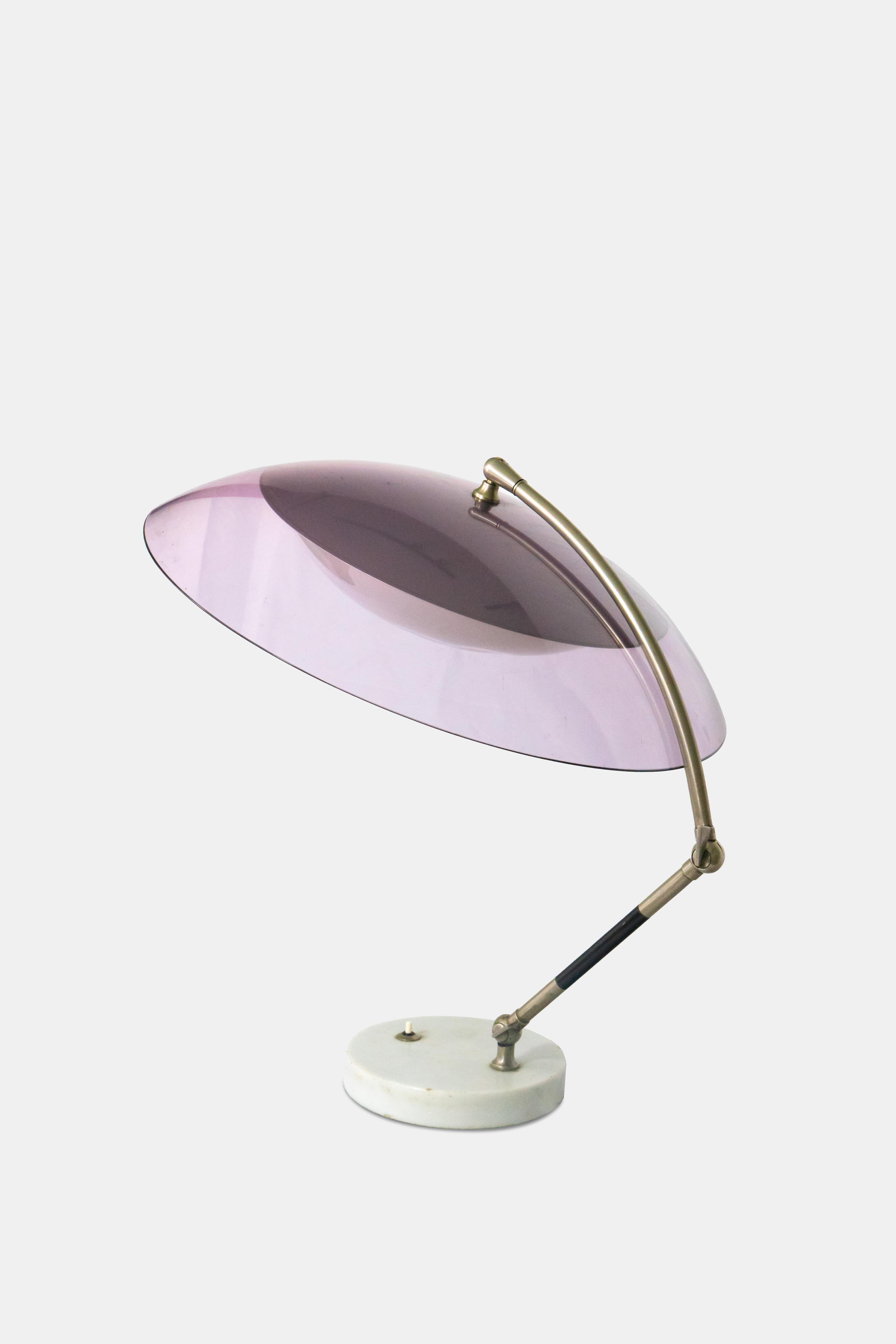 1950s Stilux Orleans Lámpara de mesa italiana Mármol Púrpura Rosa Plexiglás Moderno de mediados de siglo en venta